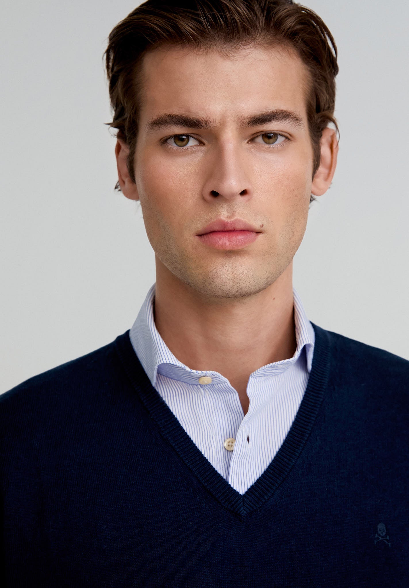 SWEATER GOLA EM BICO COM LOGÓTIPO