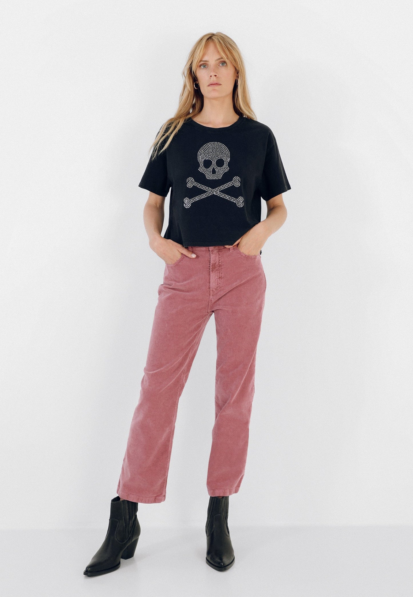 T-SHIRT ALGODÃO CAVEIRA TACHAS