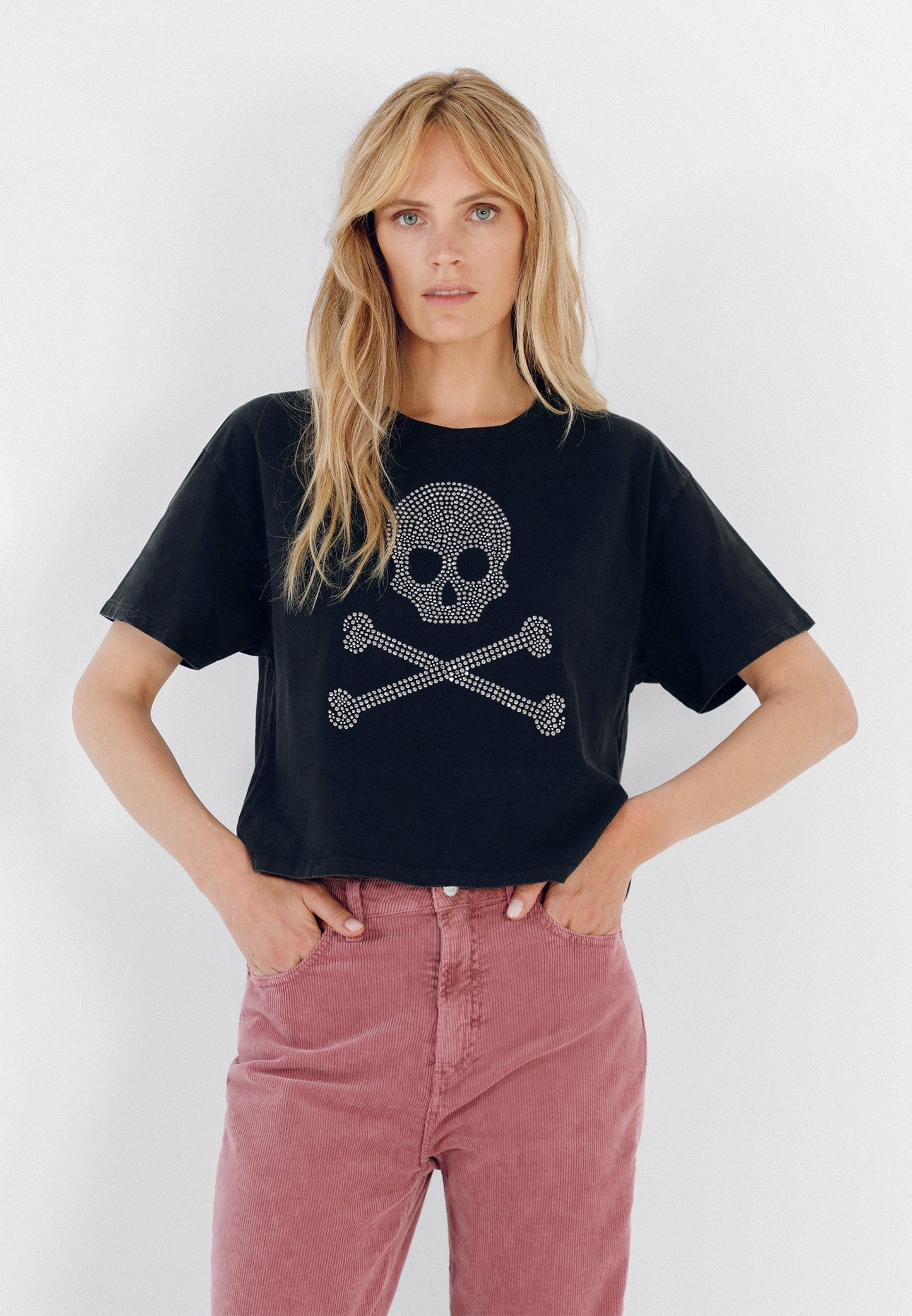 T-SHIRT ALGODÃO CAVEIRA TACHAS
