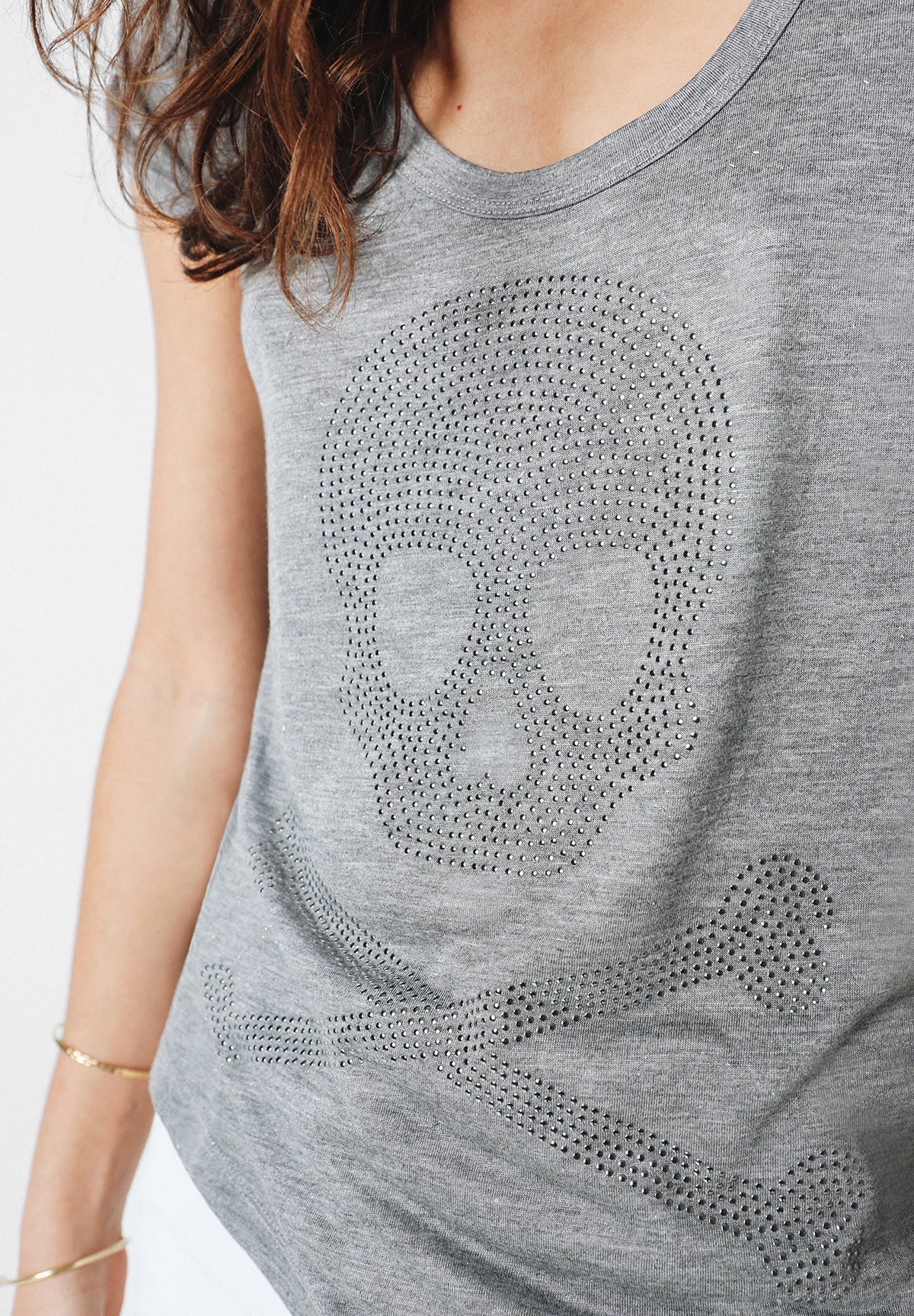 T-SHIRT LOGÓTIPO GRANDE TACHAS