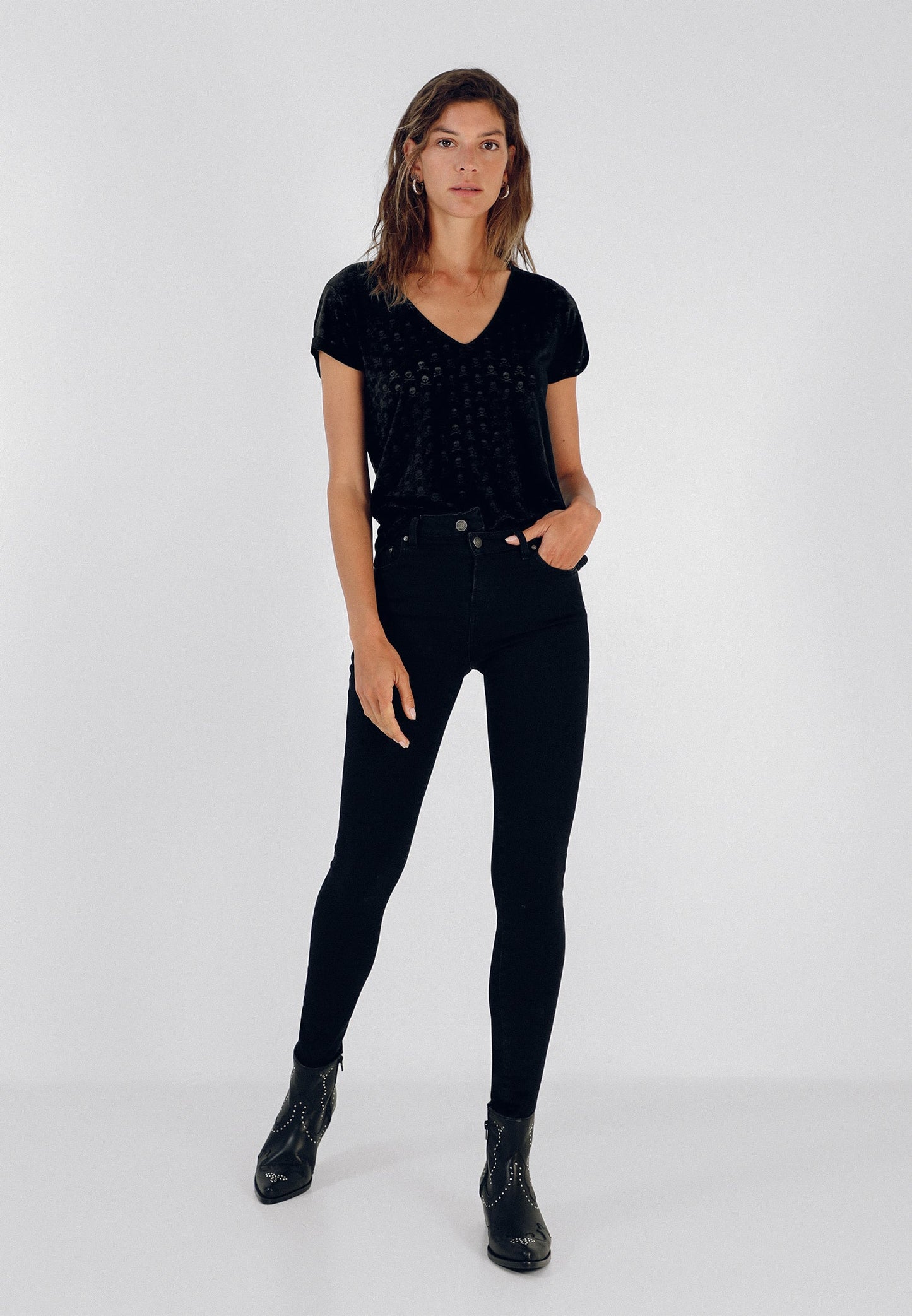 T-SHIRT COM ALL OVER PRINT DE SKULLS