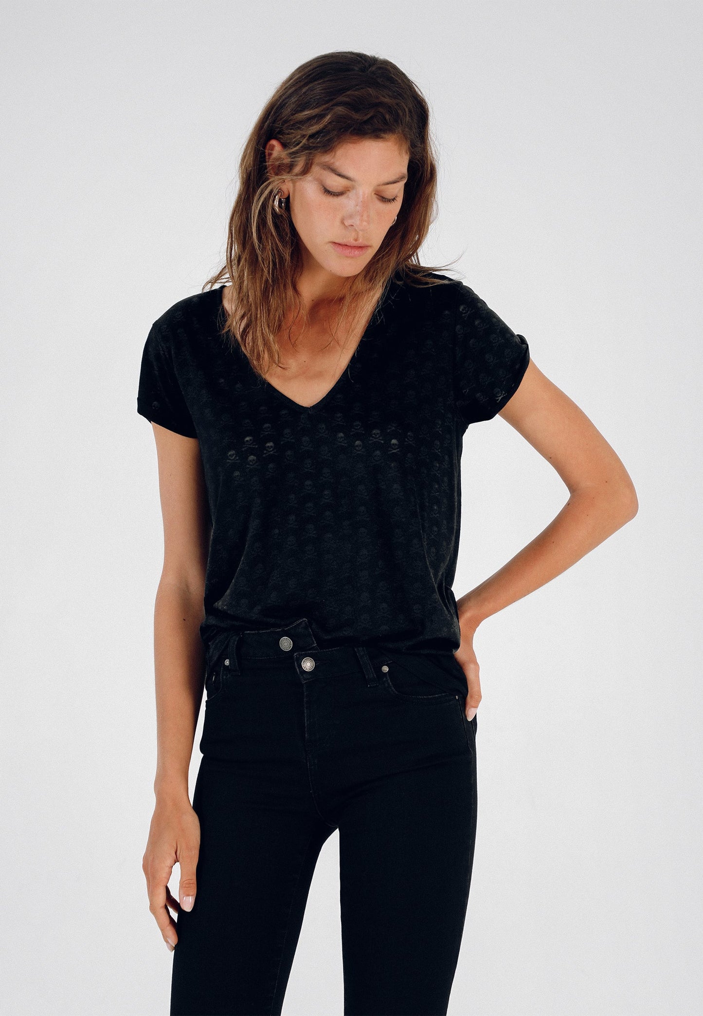 T-SHIRT COM ALL OVER PRINT DE SKULLS