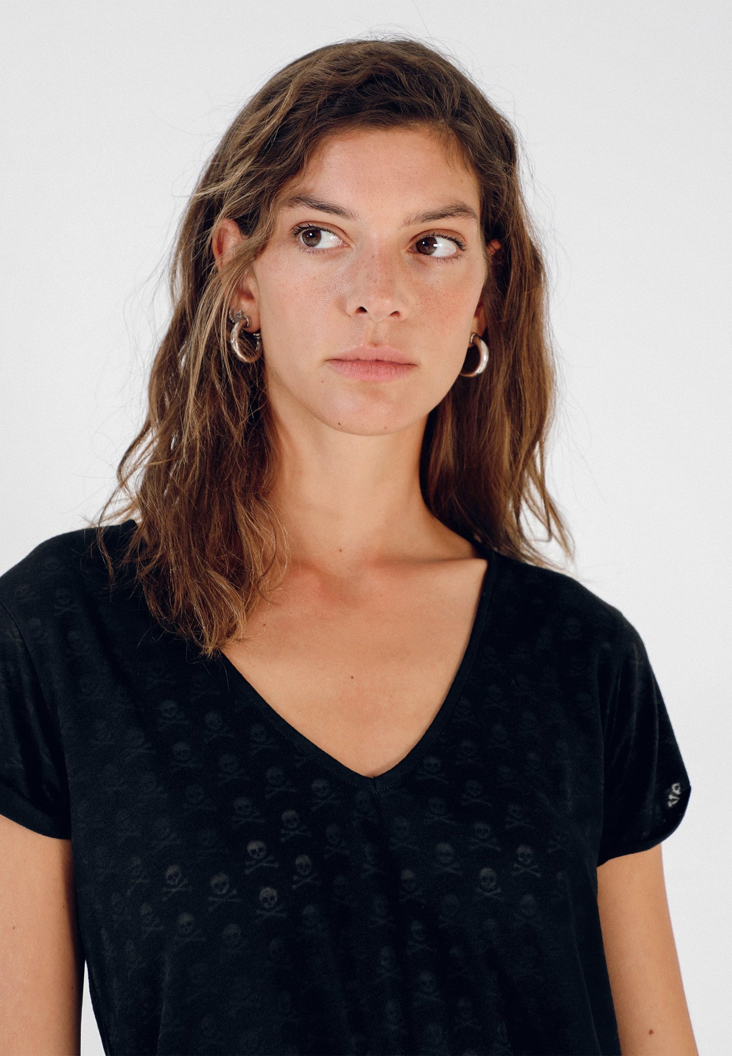 T-SHIRT COM ALL OVER PRINT DE SKULLS