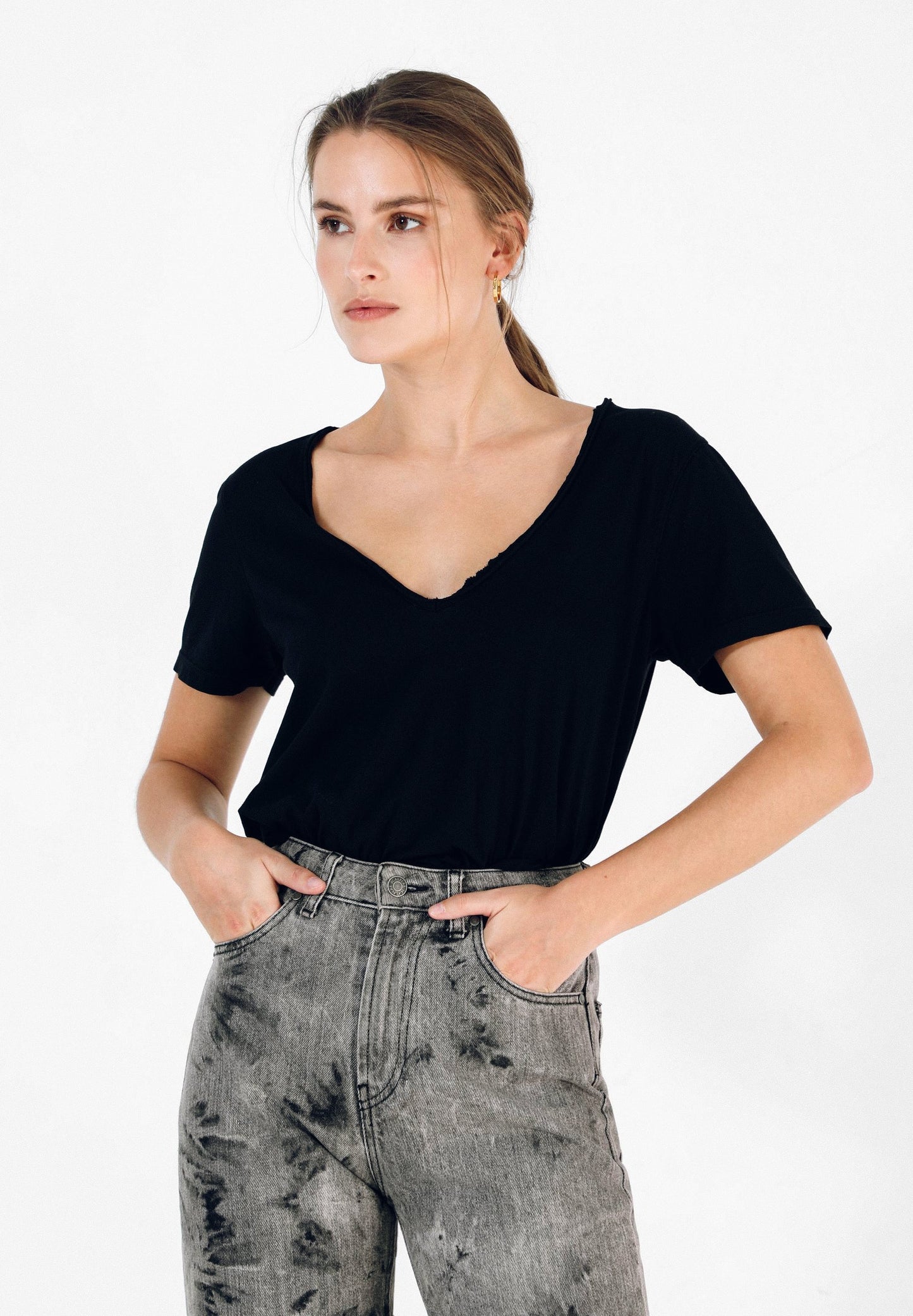 T-SHIRT COM LOGÓTIPO ATRÁS
