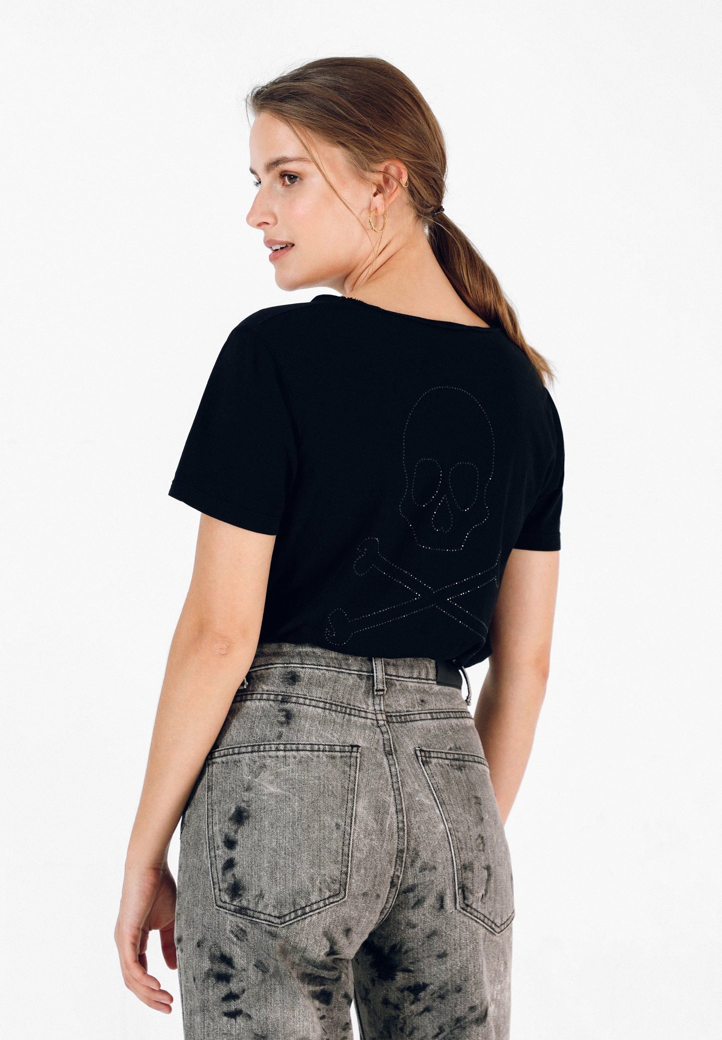 T-SHIRT COM LOGÓTIPO ATRÁS
