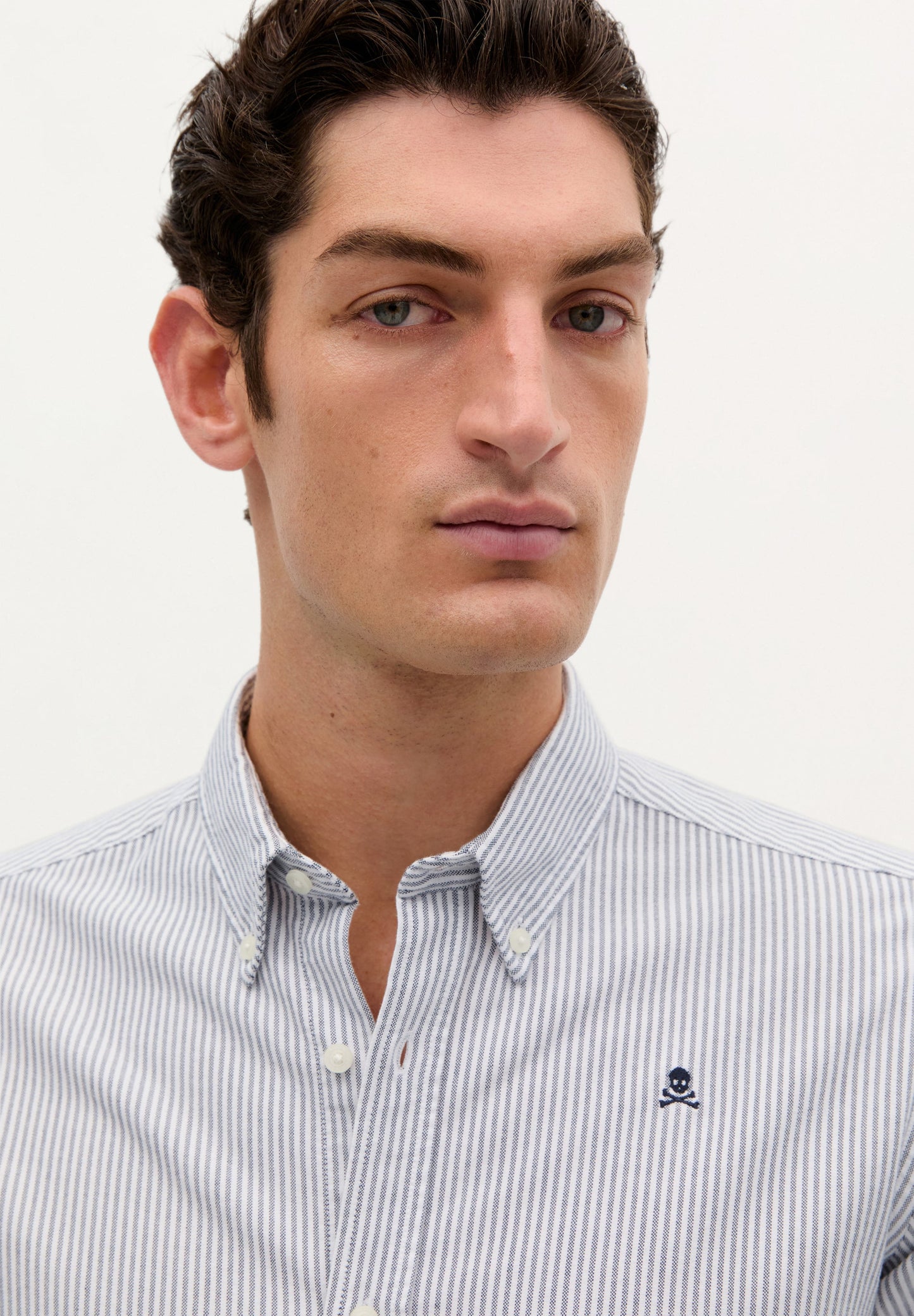 CAMISA OXFORD COM LOGÓTIPO A CONTRASTAR