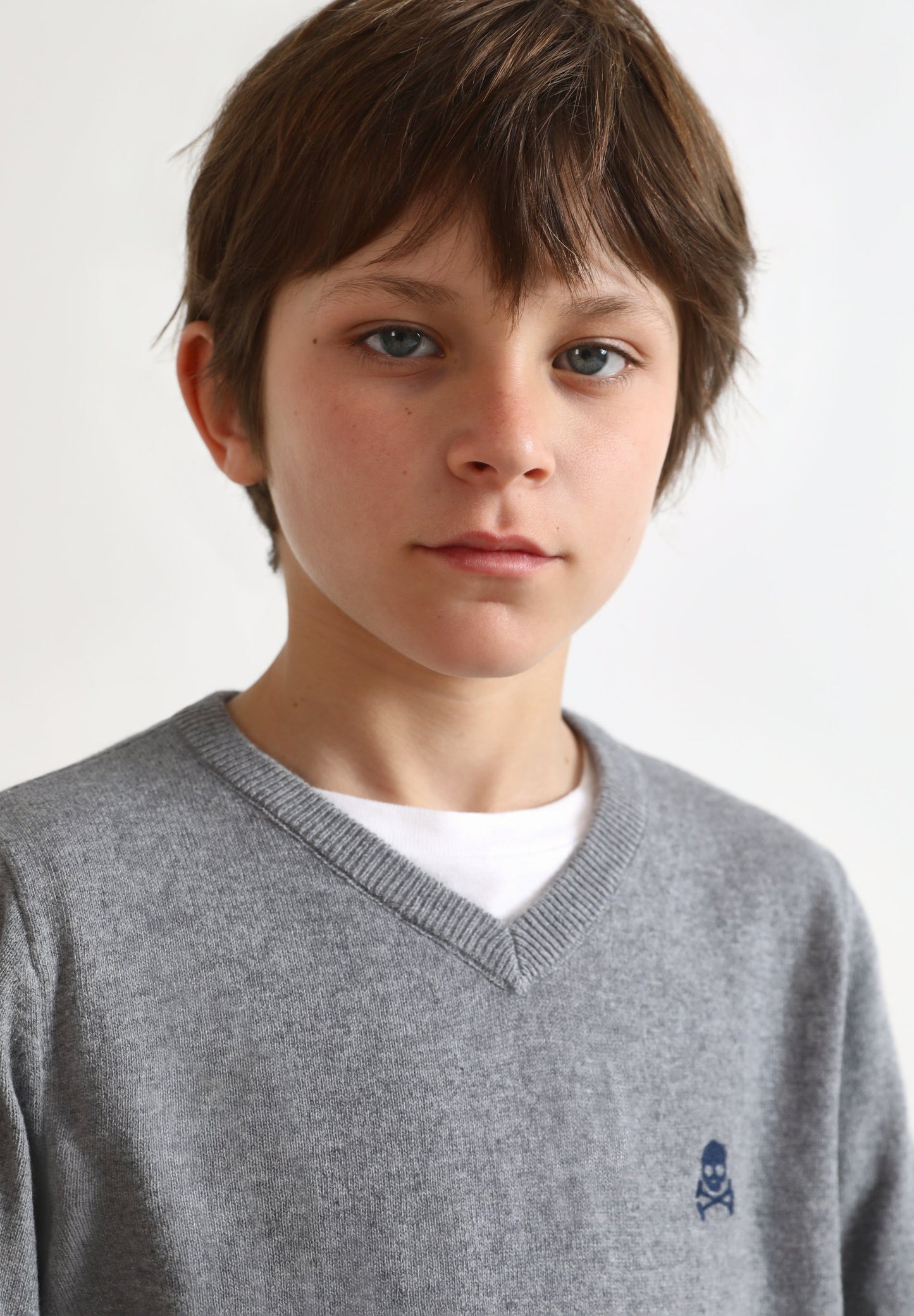 SWEATER GOLA EM BICO COM LOGÓTIPO