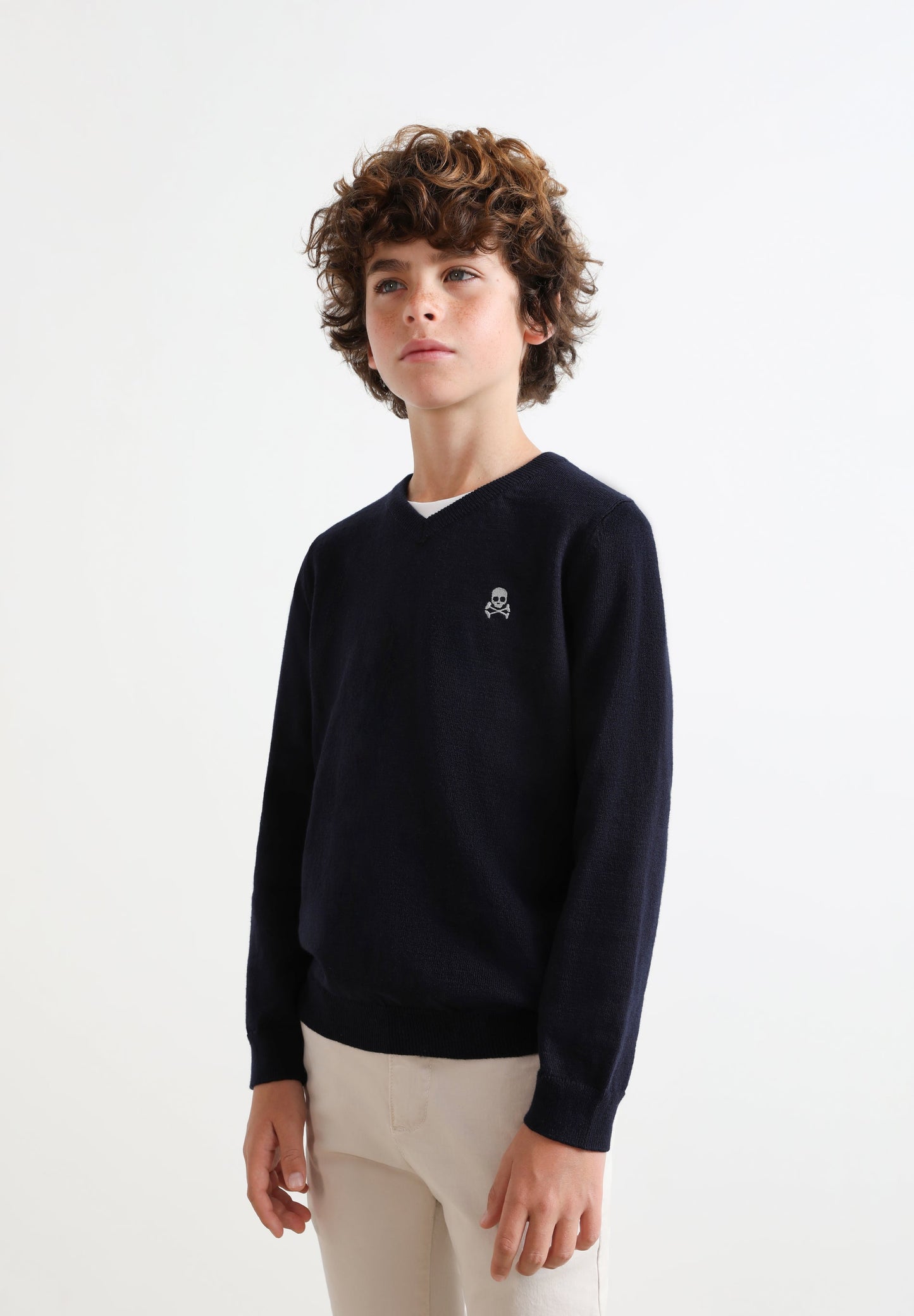 SWEATER GOLA EM BICO COM LOGÓTIPO