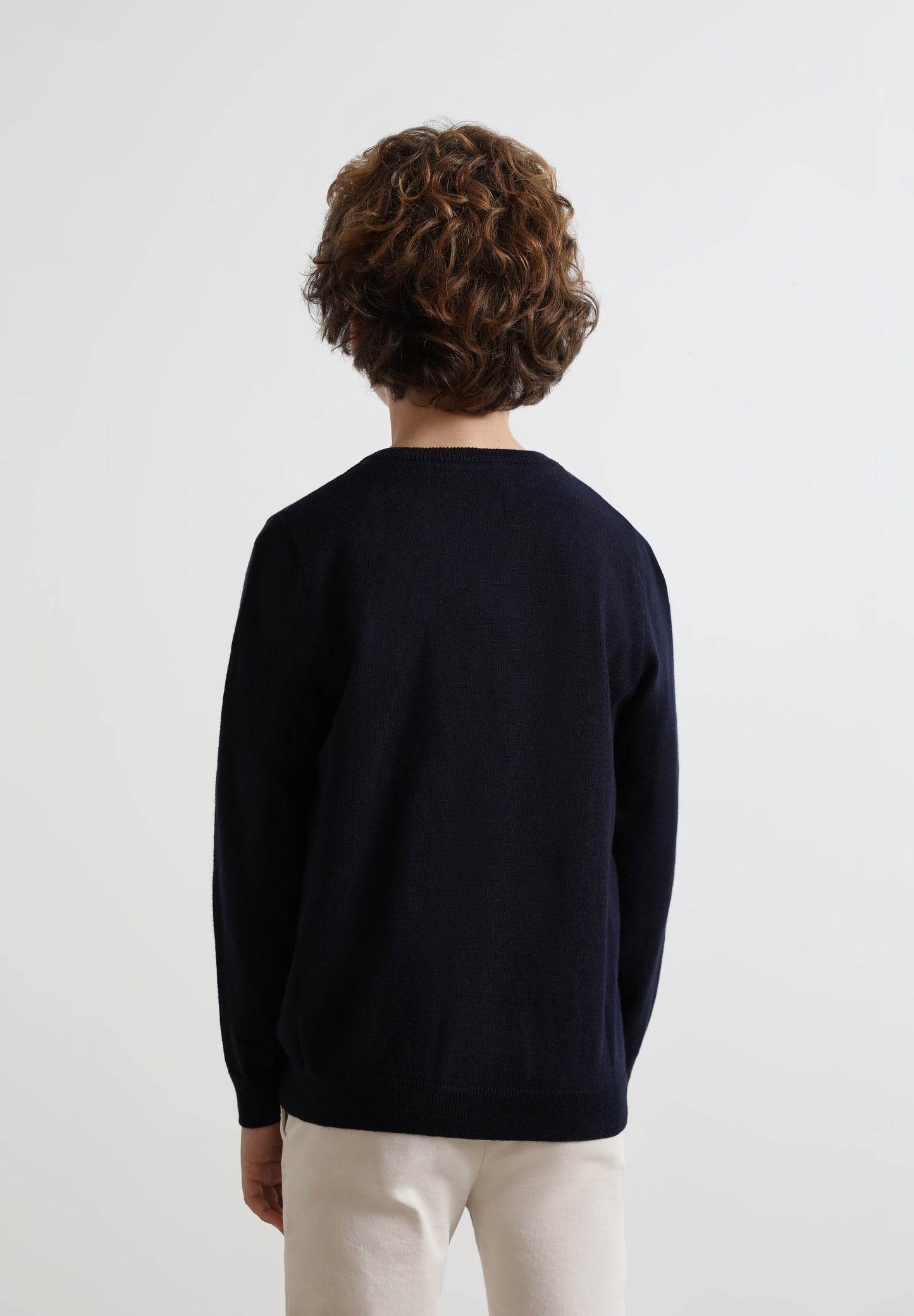 SWEATER GOLA EM BICO COM LOGÓTIPO