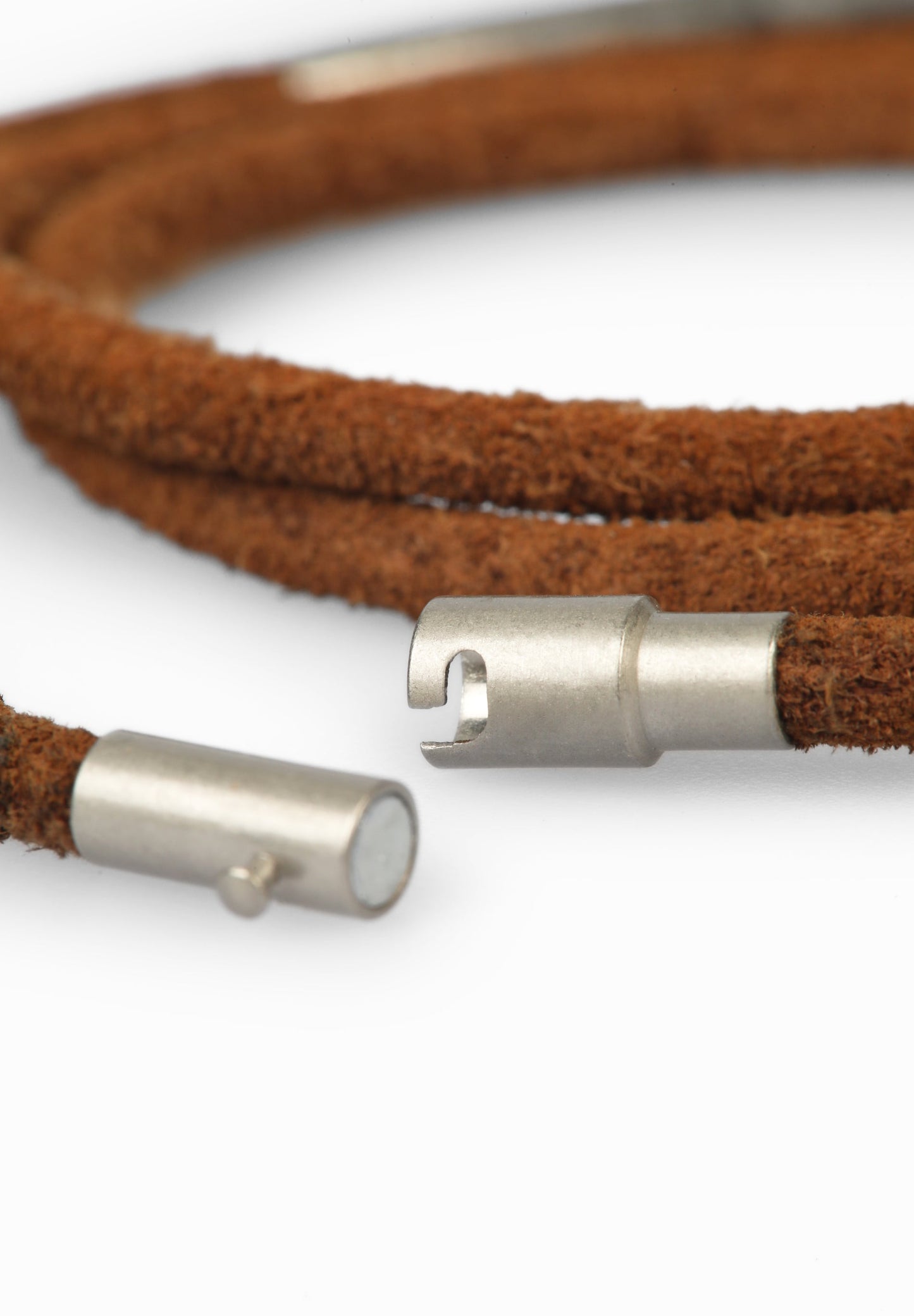 PULSEIRA DE CORDÃO COM PORMENOR METÁLICO