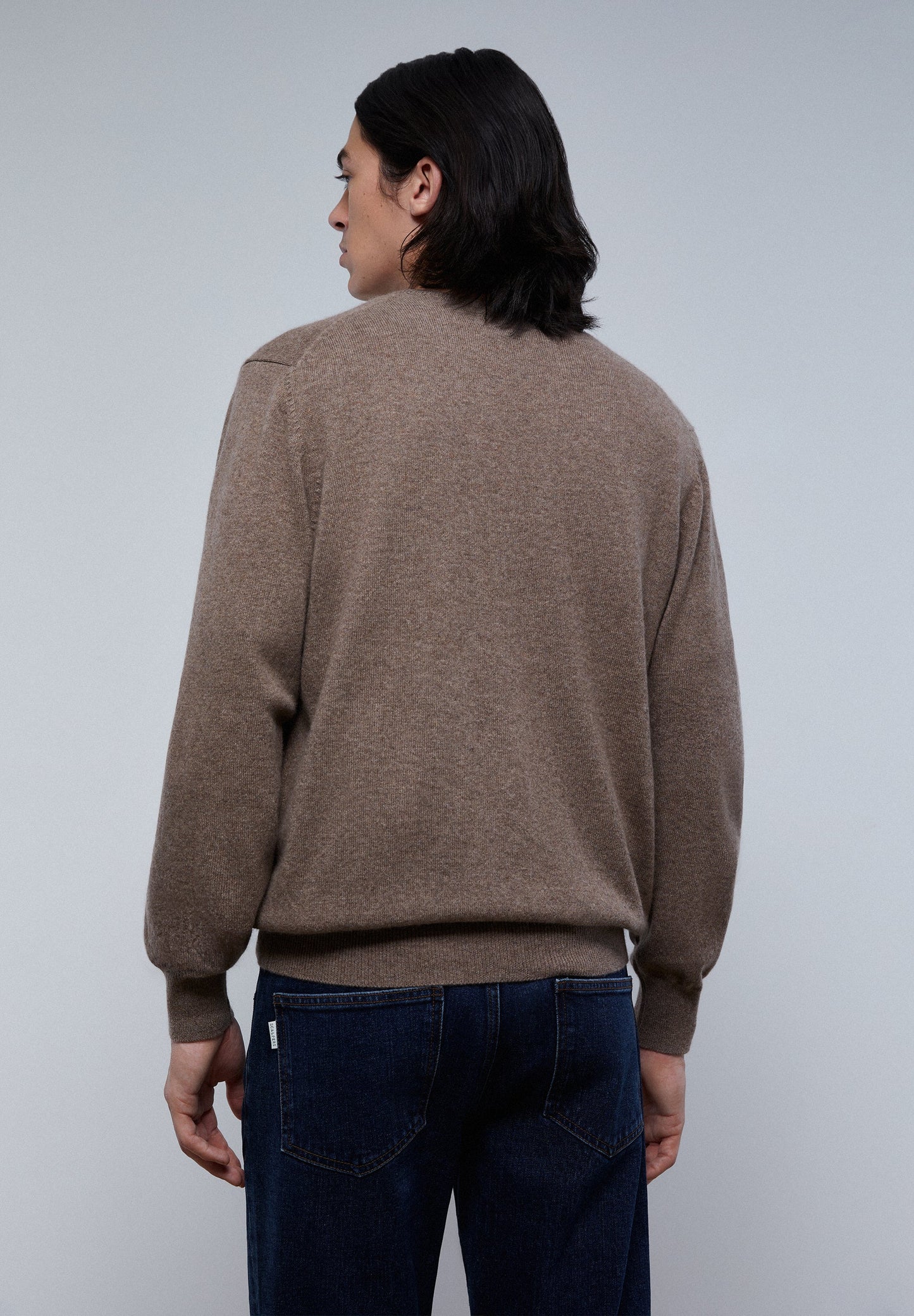 SWEATER COM DECOTE EM V DE CAXEMIRA