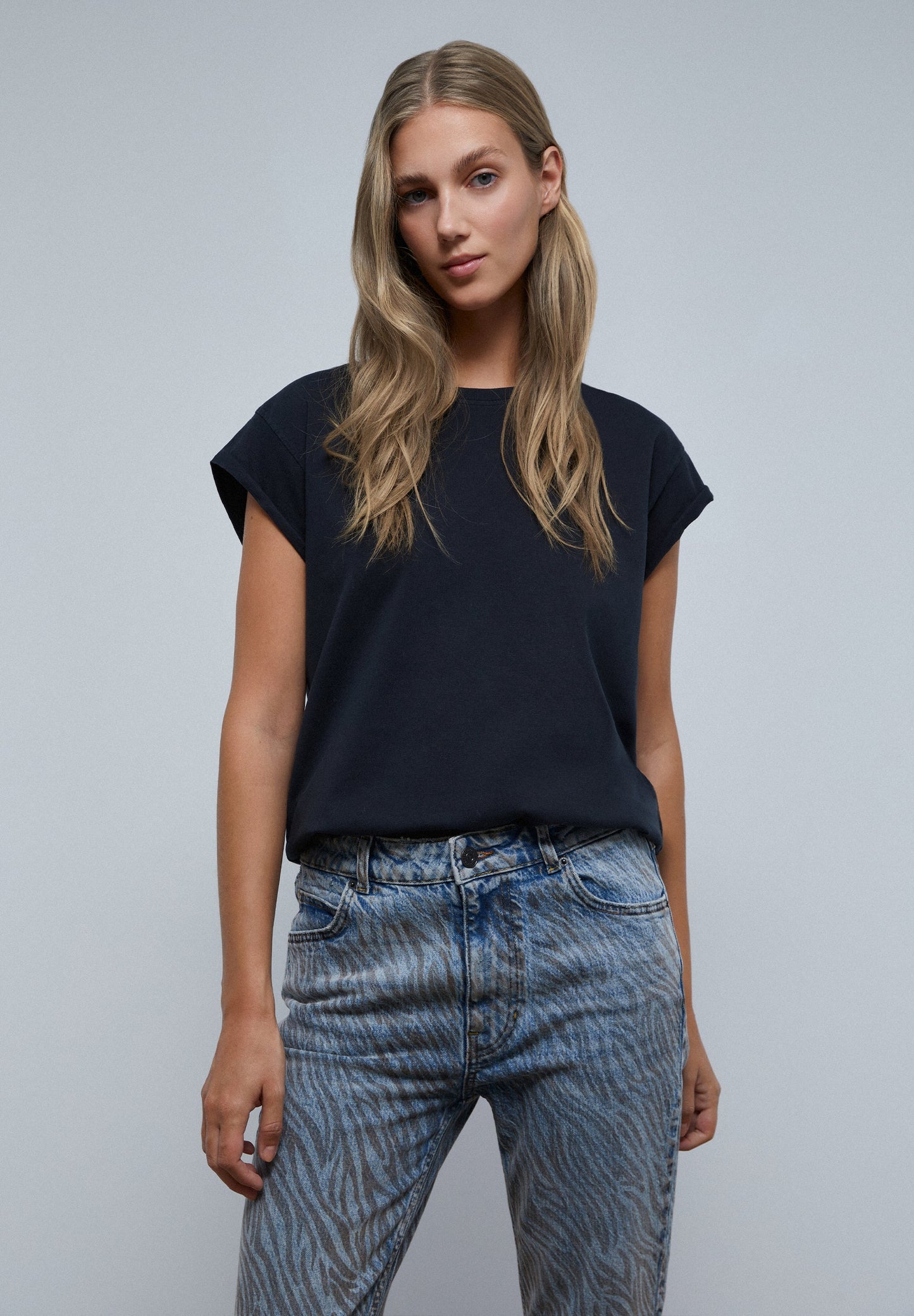 T-SHIRT COM SKULL DE FIO METALIZADO