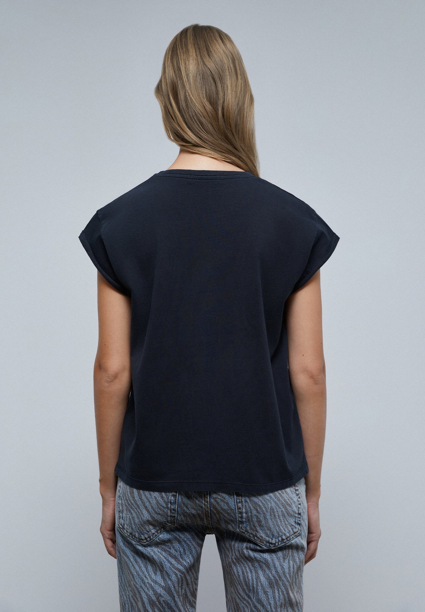 T-SHIRT COM SKULL DE FIO METALIZADO