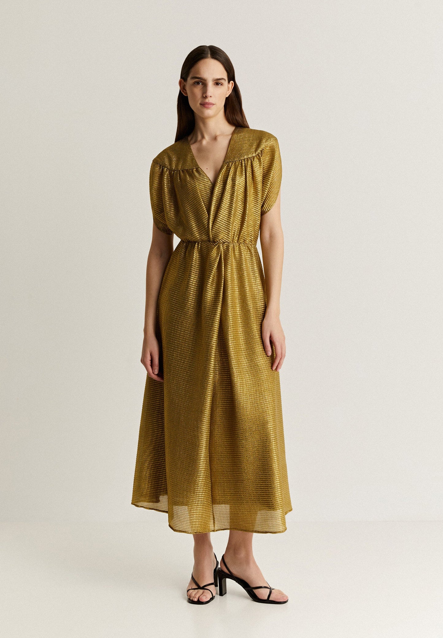 VESTIDO EM FIO METALIZADO COM NÓ