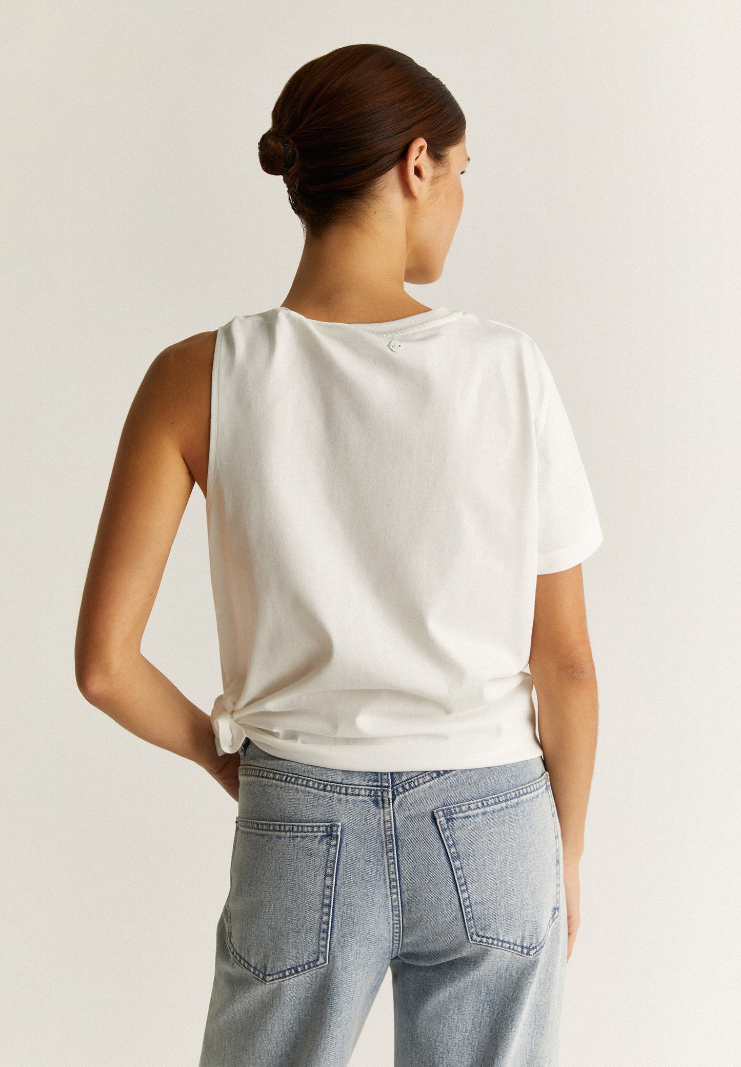 T-SHIRT COM PORMENOR DE NÓ NO OMBRO