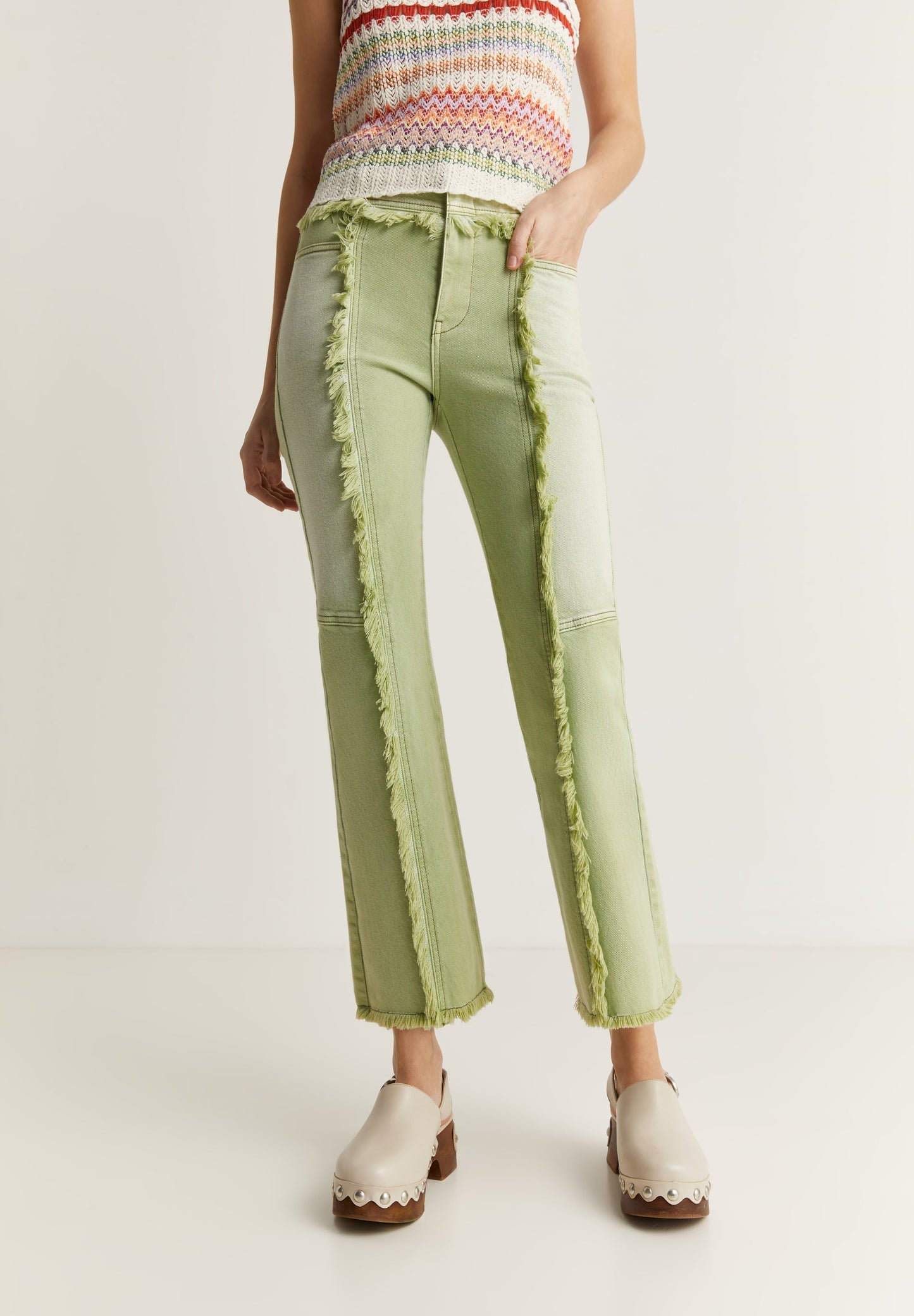 JEANS ANKLE FLARE COM PORMENORES DESFIADOS