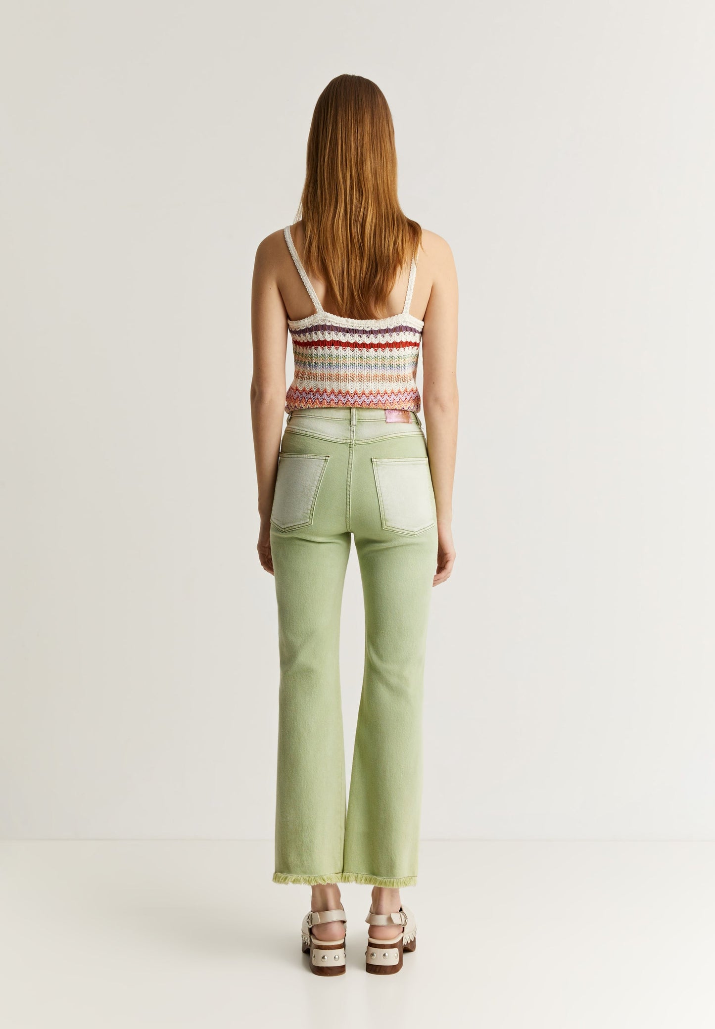 JEANS ANKLE FLARE COM PORMENORES DESFIADOS