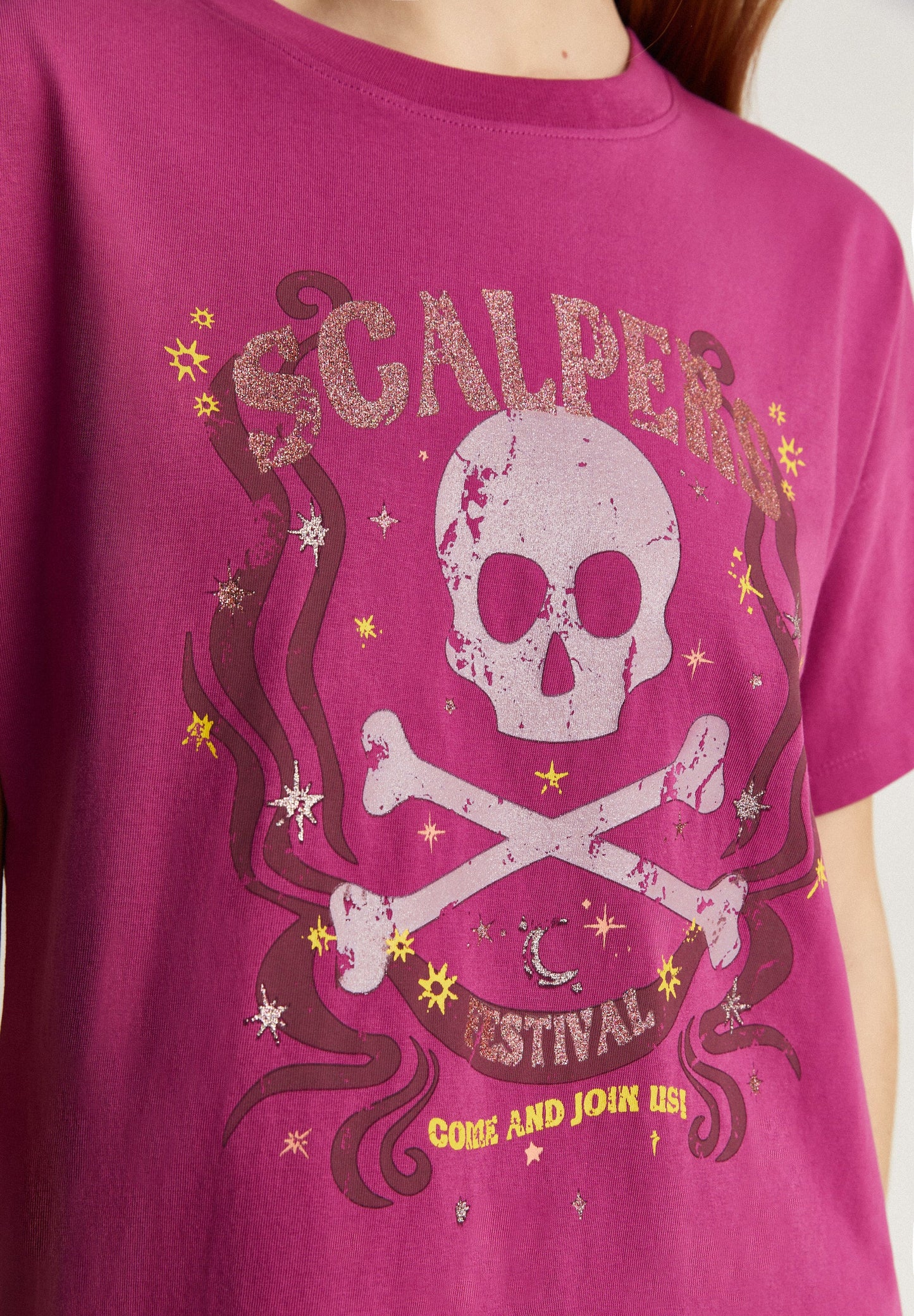 T-SHIRT COM PADRÃO FESTIVAL