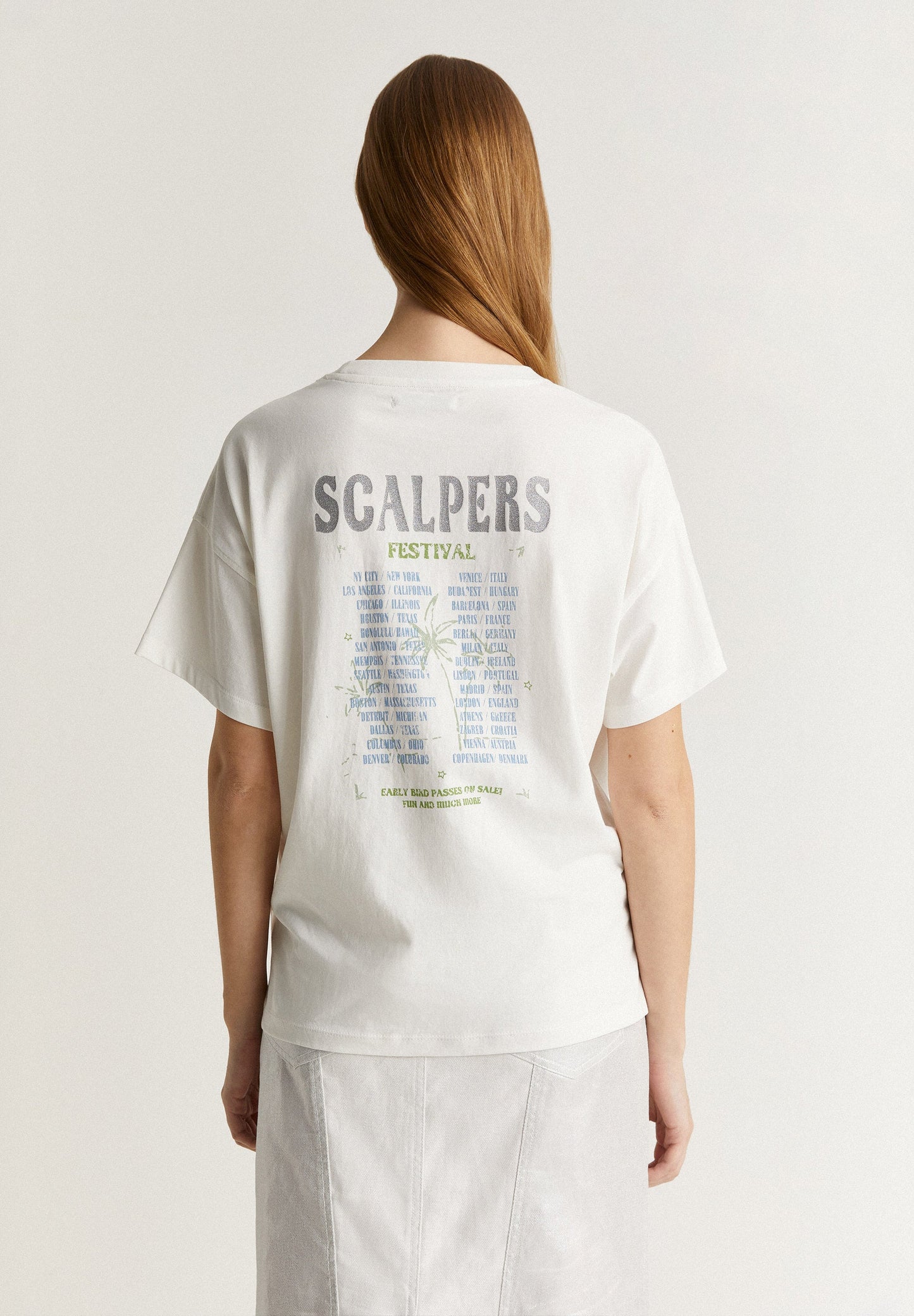 T-SHIRT COM PADRÃO FESTIVAL