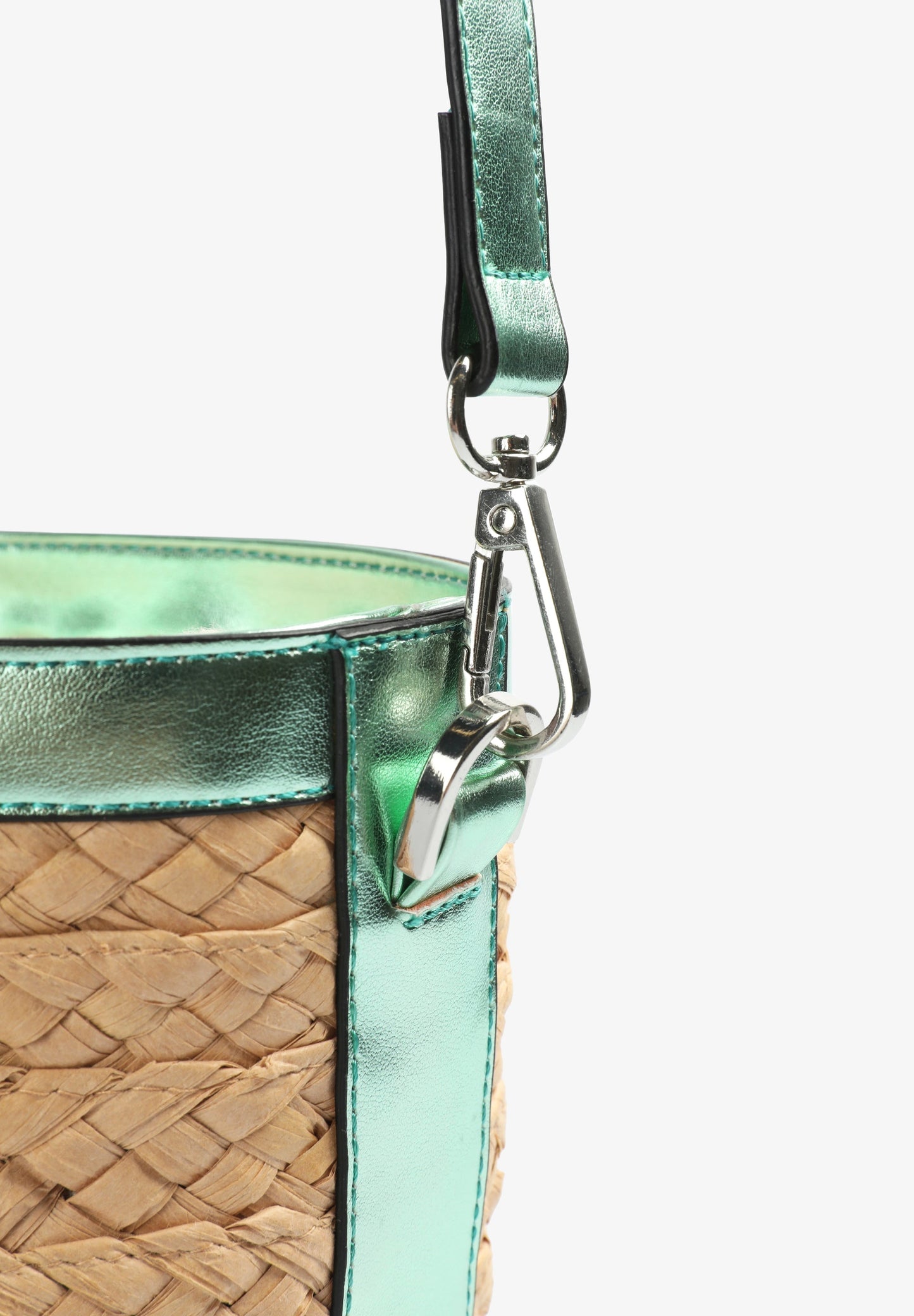 BUCKET BAG RÁFIA PORMENOR METALIZADO