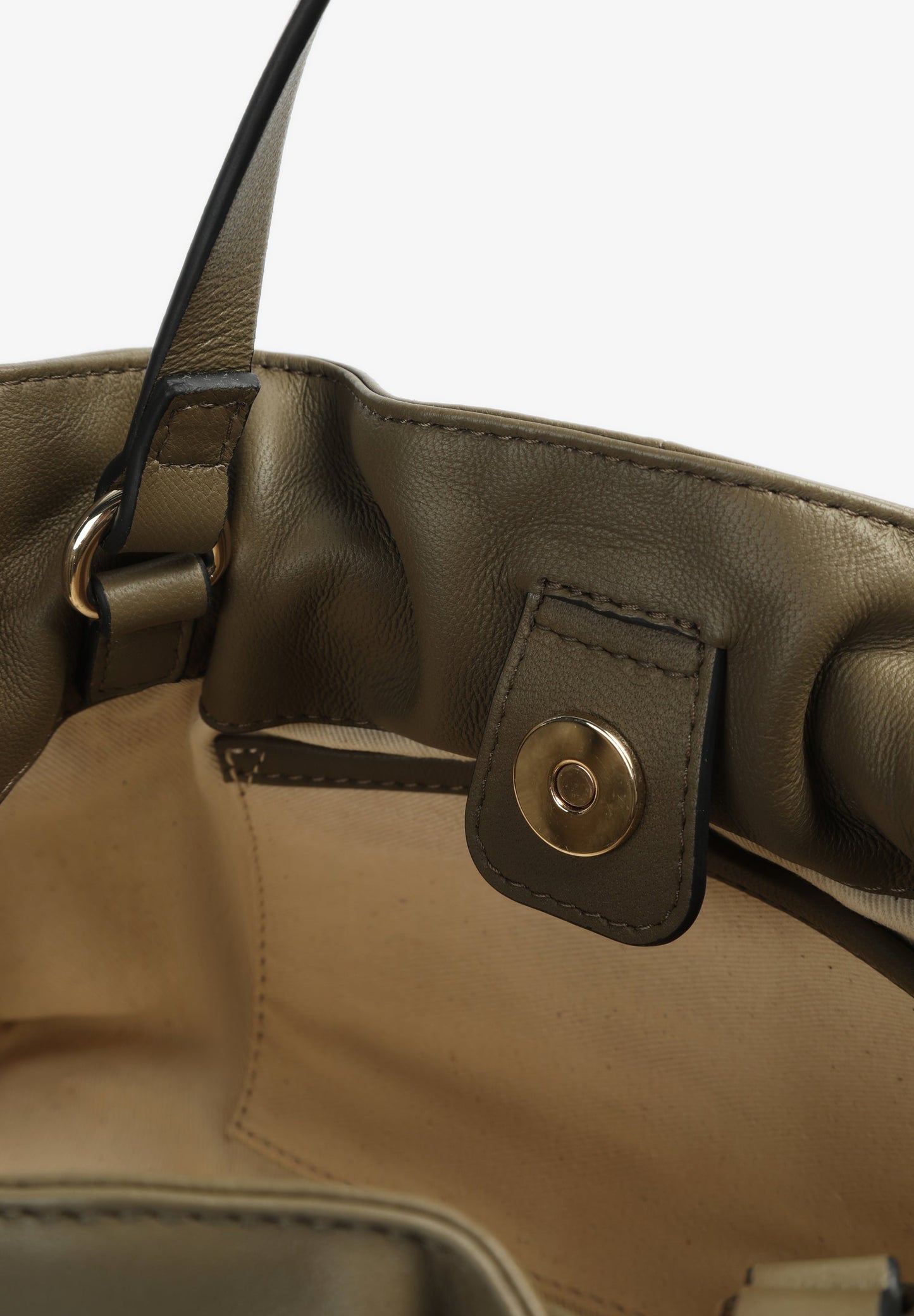 BOLSA EM PELE COM PORMENOR DE FRANZIDOS