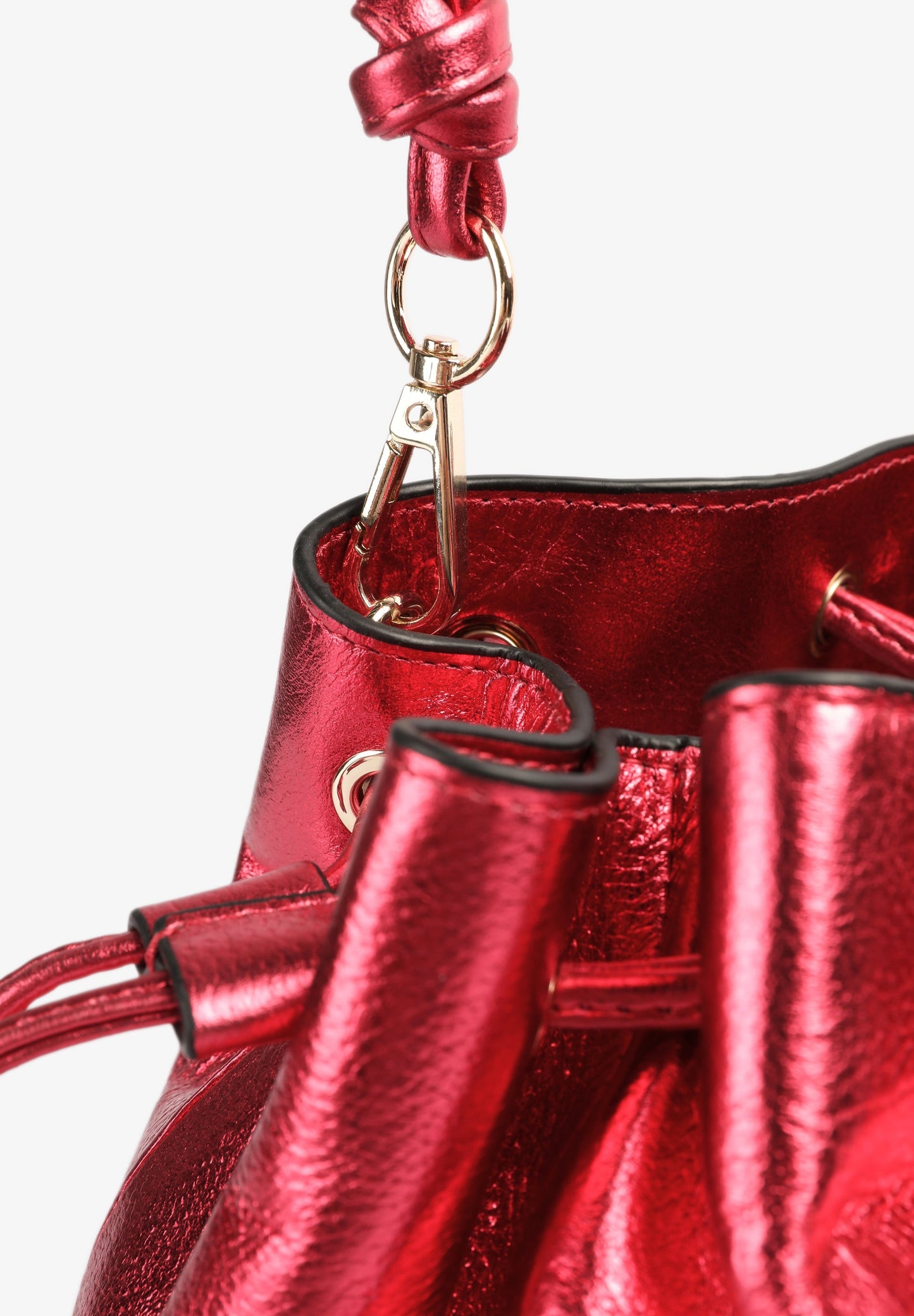 BOLSA BUCKET BAG EM PELE METALIZADA