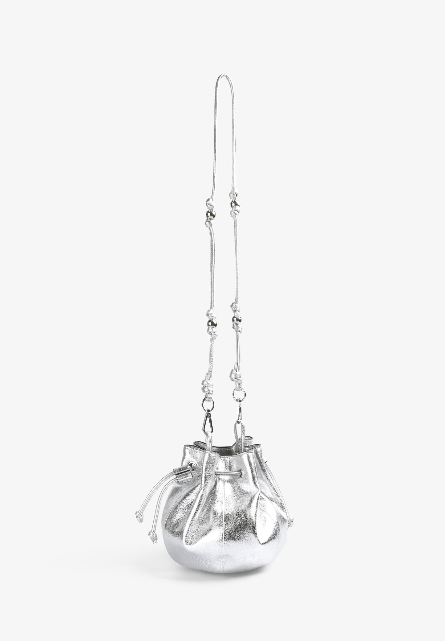 BOLSA BUCKET BAG EM PELE METALIZADA