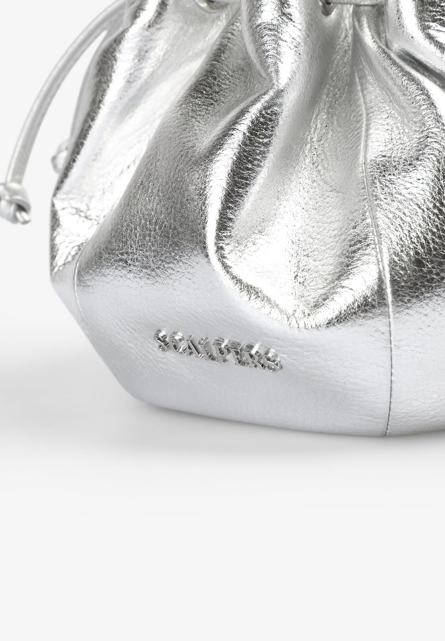 BOLSA BUCKET BAG EM PELE METALIZADA