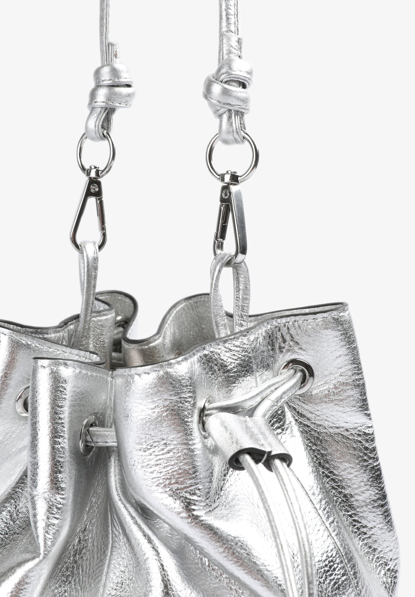 BOLSA BUCKET BAG EM PELE METALIZADA