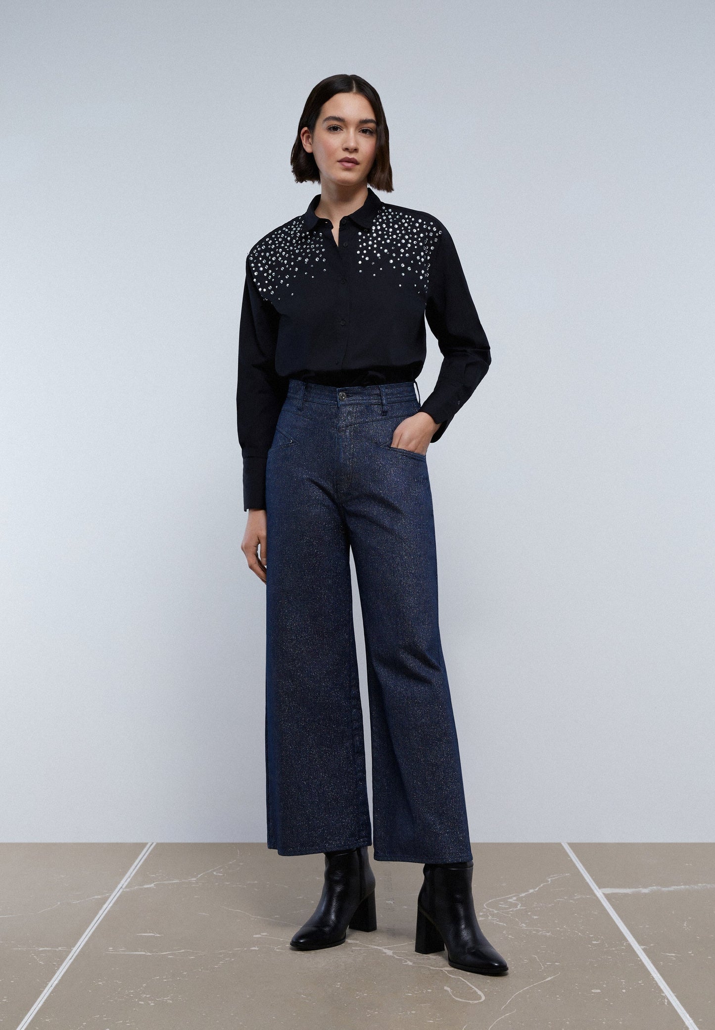 CAMISA COM PORMENOR DE STRASS