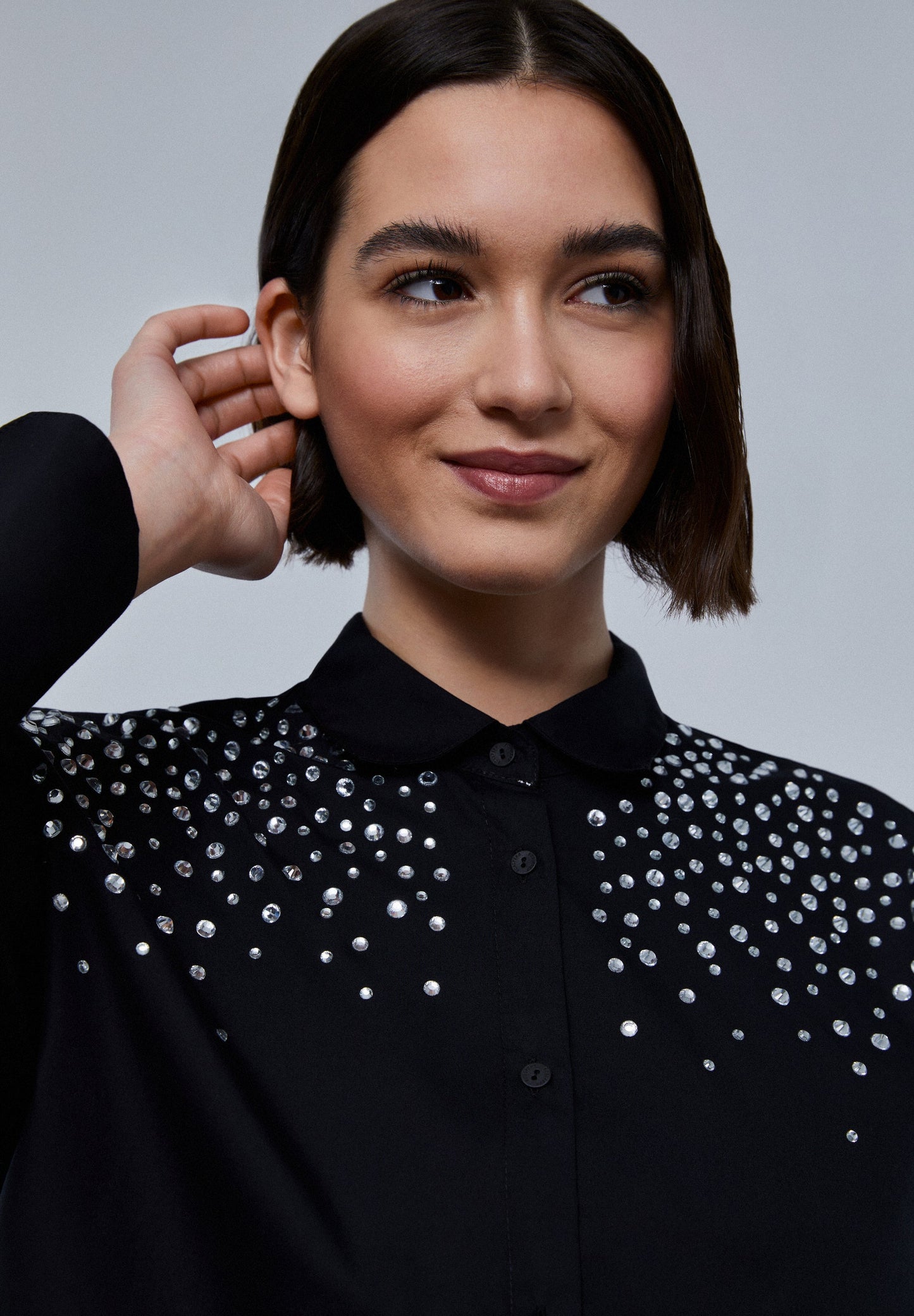 CAMISA COM PORMENOR DE STRASS