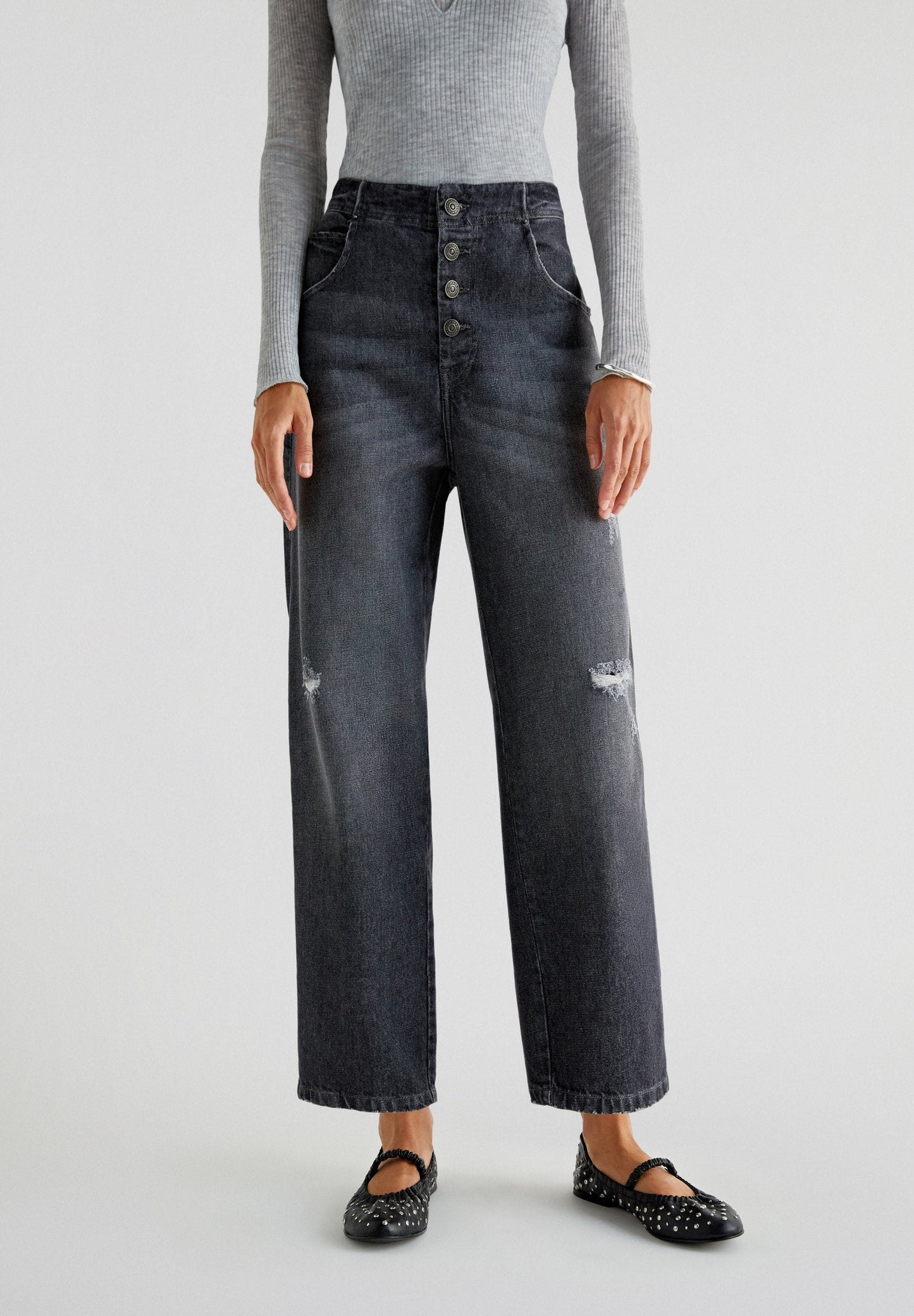 JEANS DIREITOS COM RASGÕES