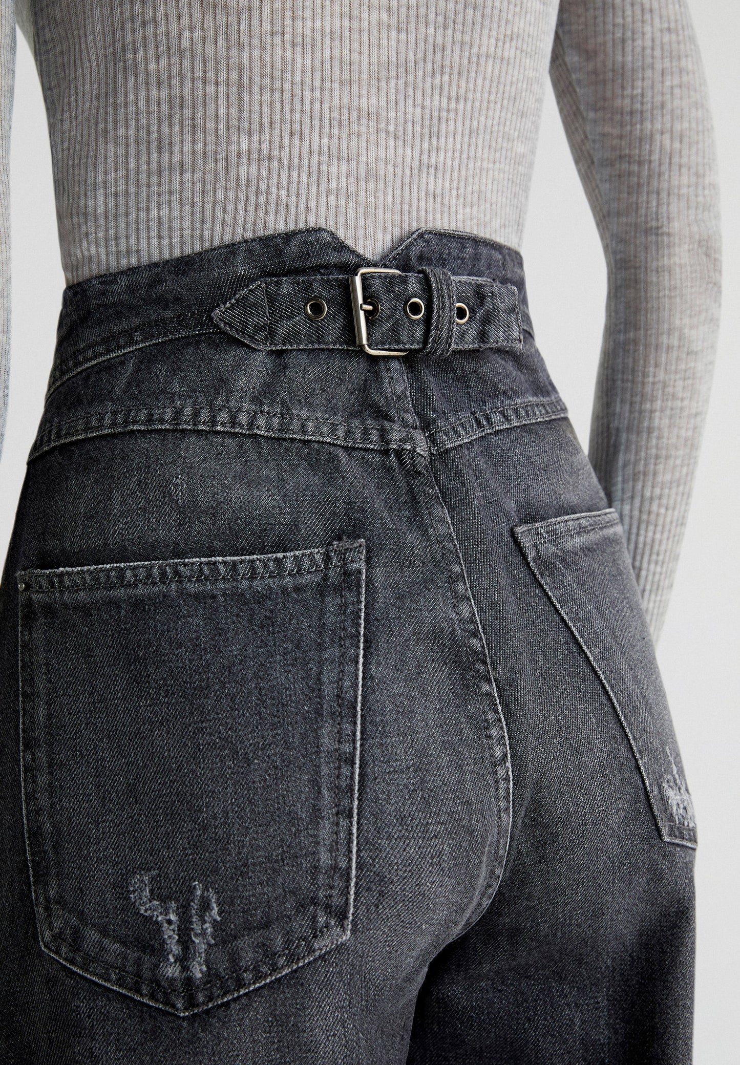 JEANS DIREITOS COM RASGÕES