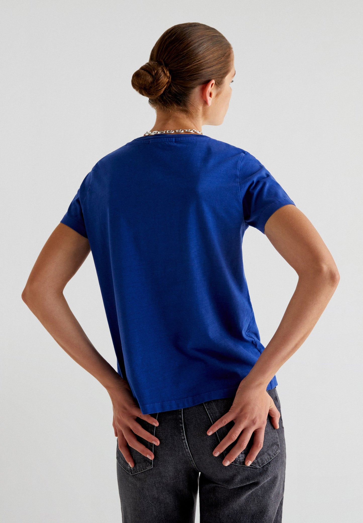 T-SHIRT COM LOGÓTIPO BORDADO NO TOM