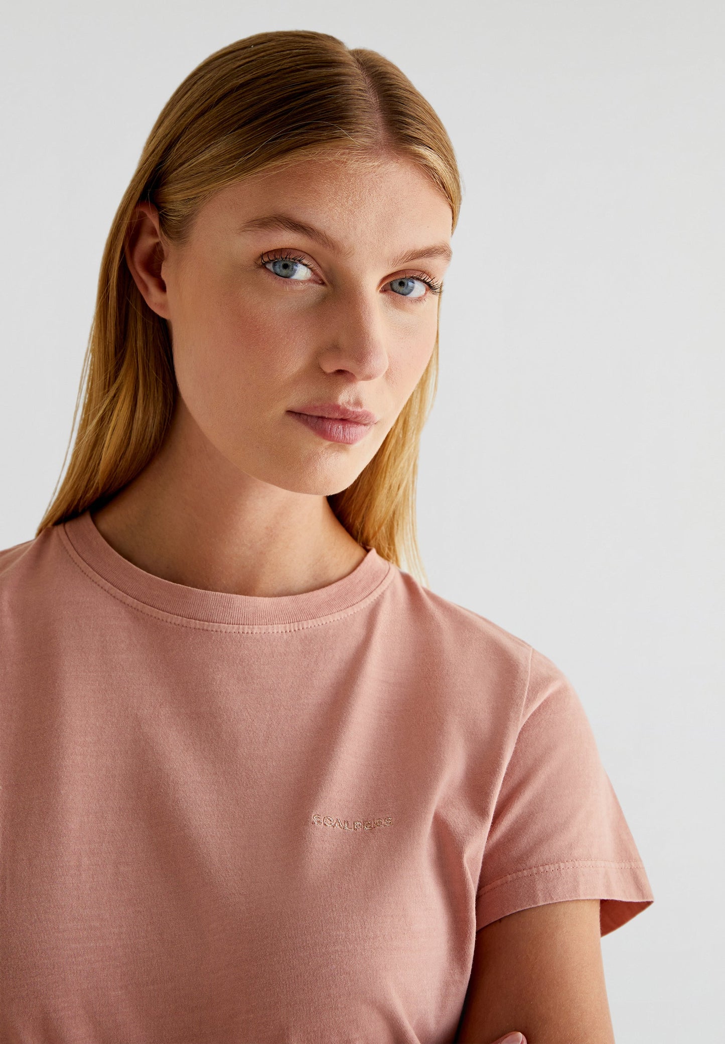 T-SHIRT COM LOGÓTIPO BORDADO NO TOM