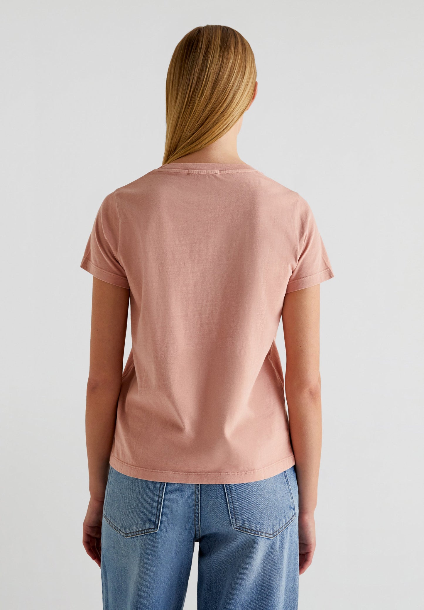 T-SHIRT COM LOGÓTIPO BORDADO NO TOM