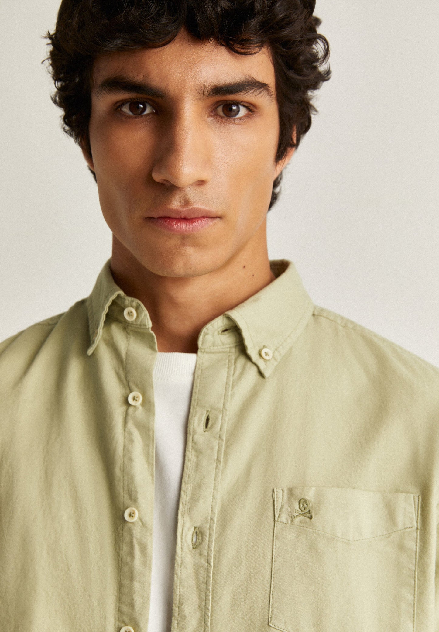 CAMISA COM SKULL DECOTE DE BOTÕES