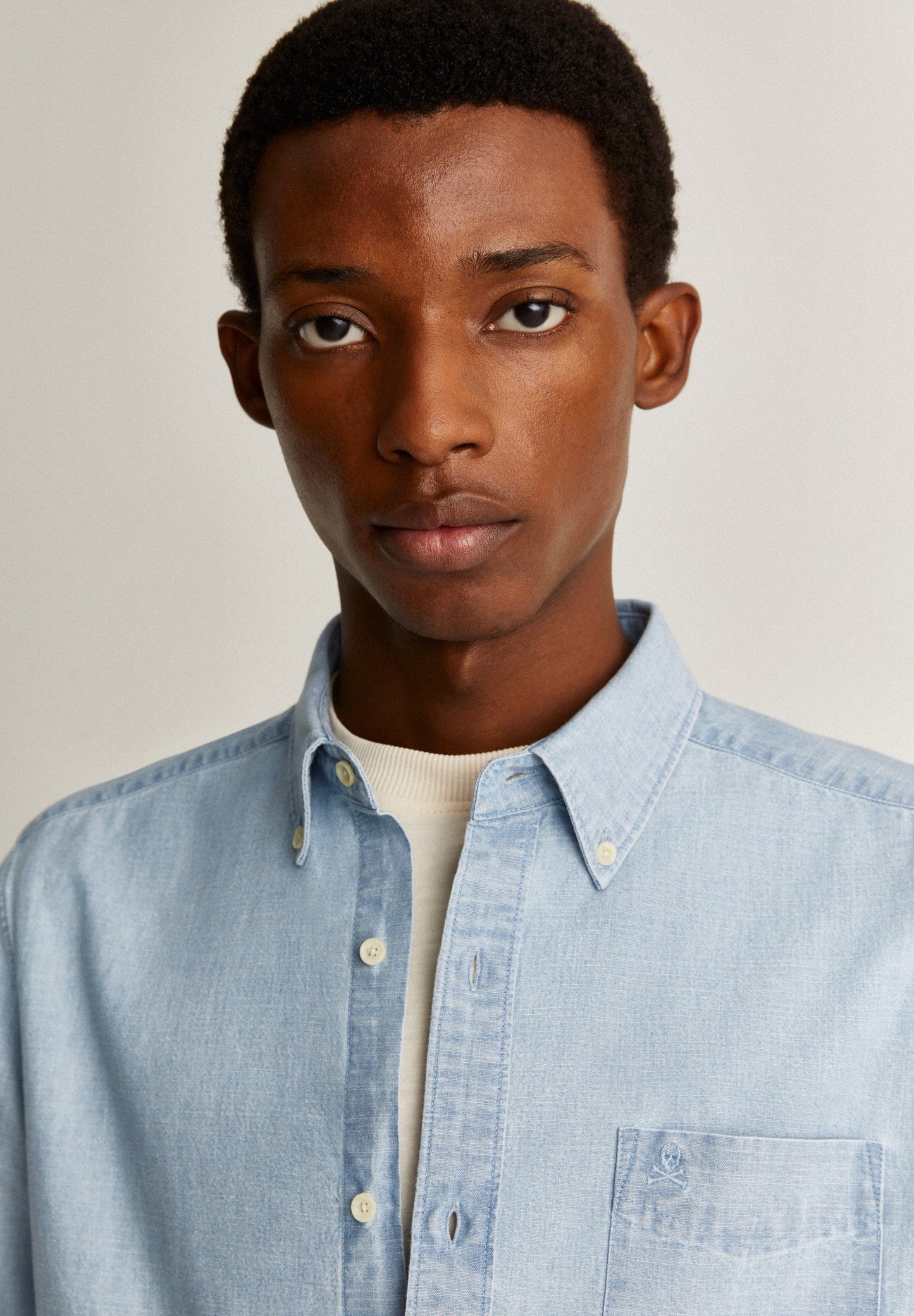 CAMISA DENIM COM BOLSO