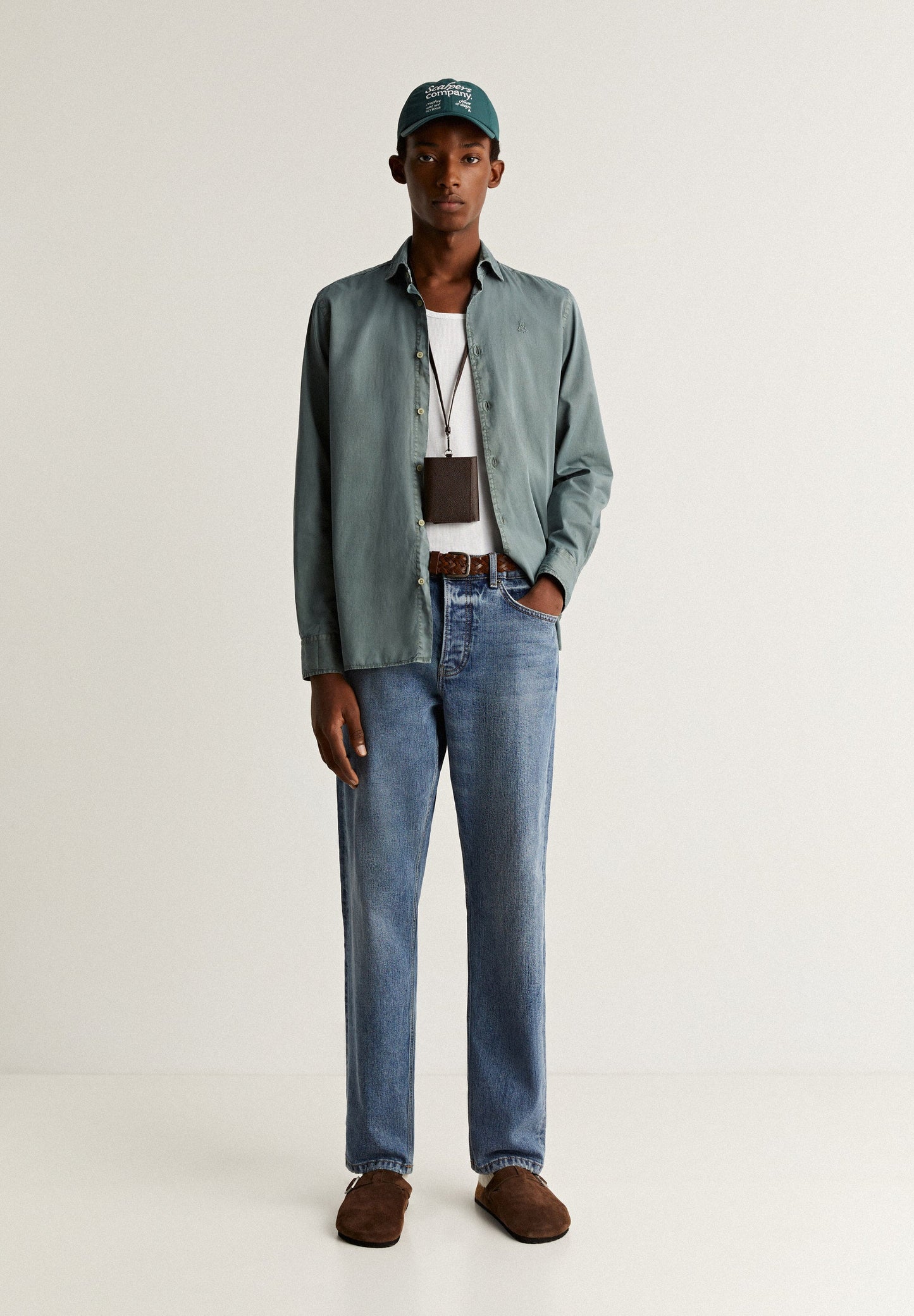 CAMISA COM LOGÓTIPO BORDADO NO TOM