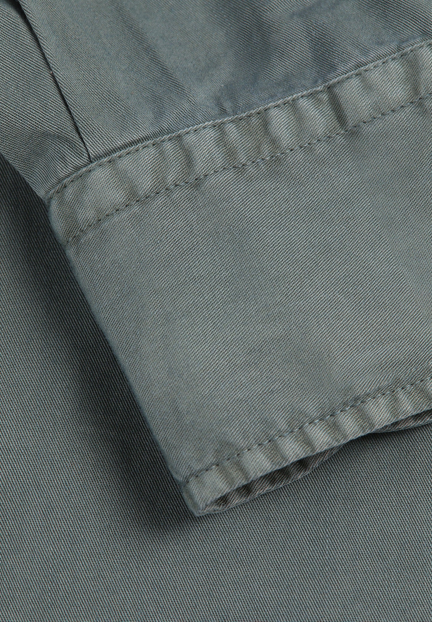 CAMISA COM LOGÓTIPO BORDADO NO TOM