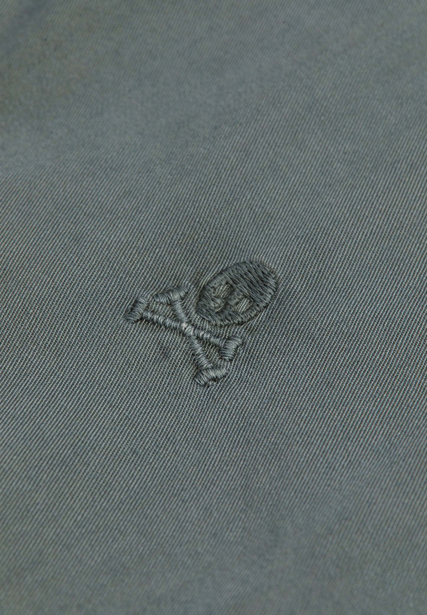 CAMISA COM LOGÓTIPO BORDADO NO TOM
