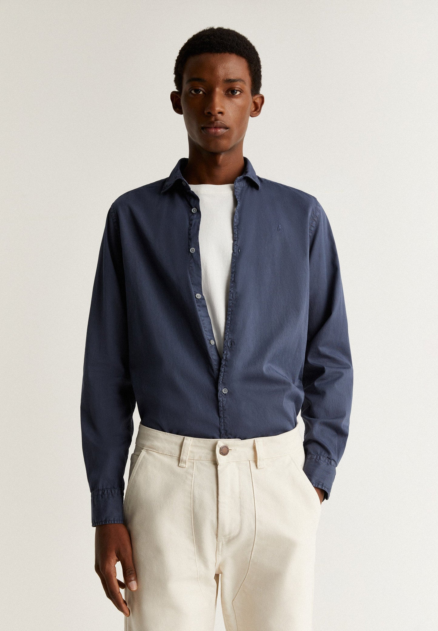 CAMISA COM LOGÓTIPO BORDADO NO TOM