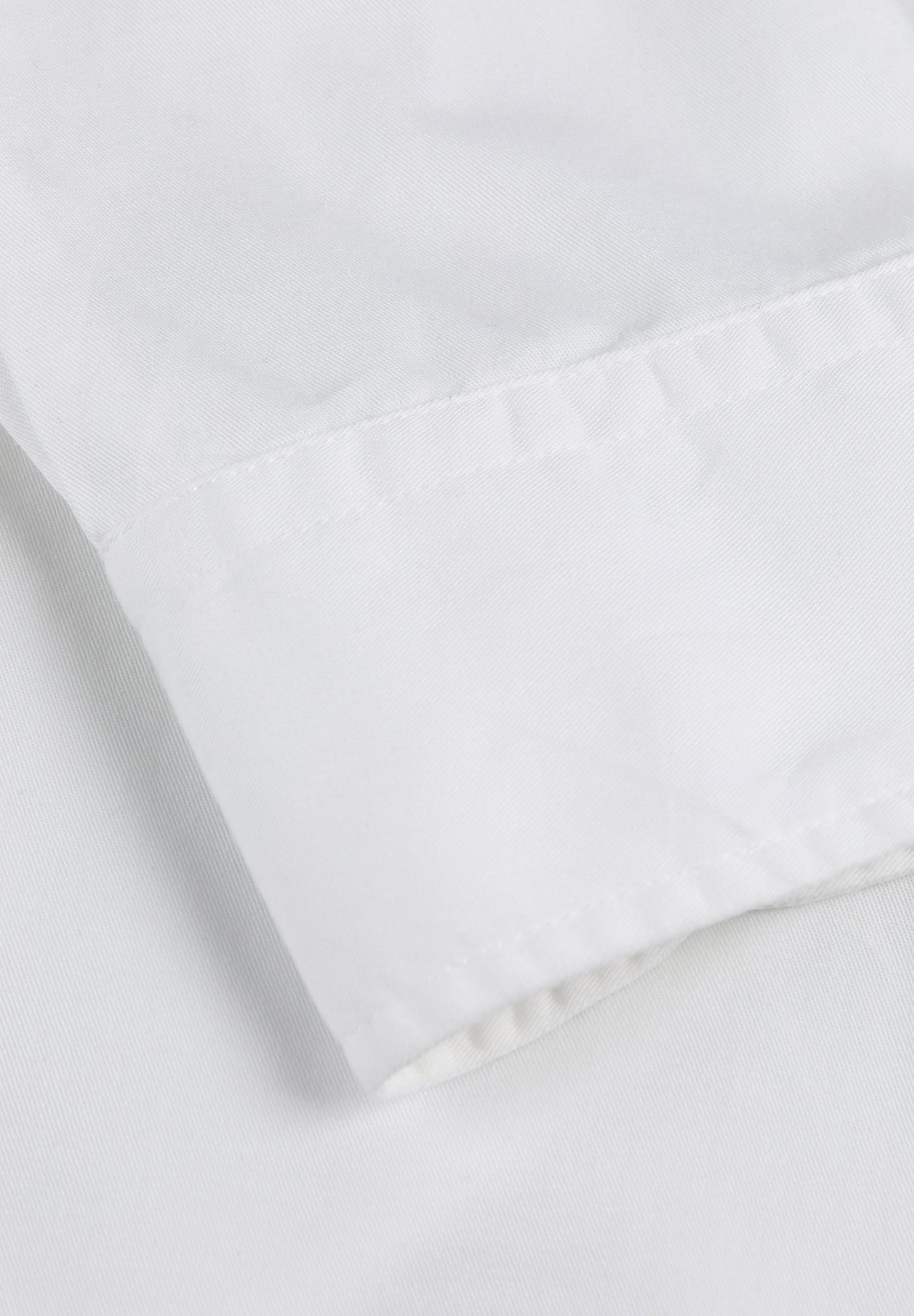 CAMISA COM LOGÓTIPO BORDADO NO TOM