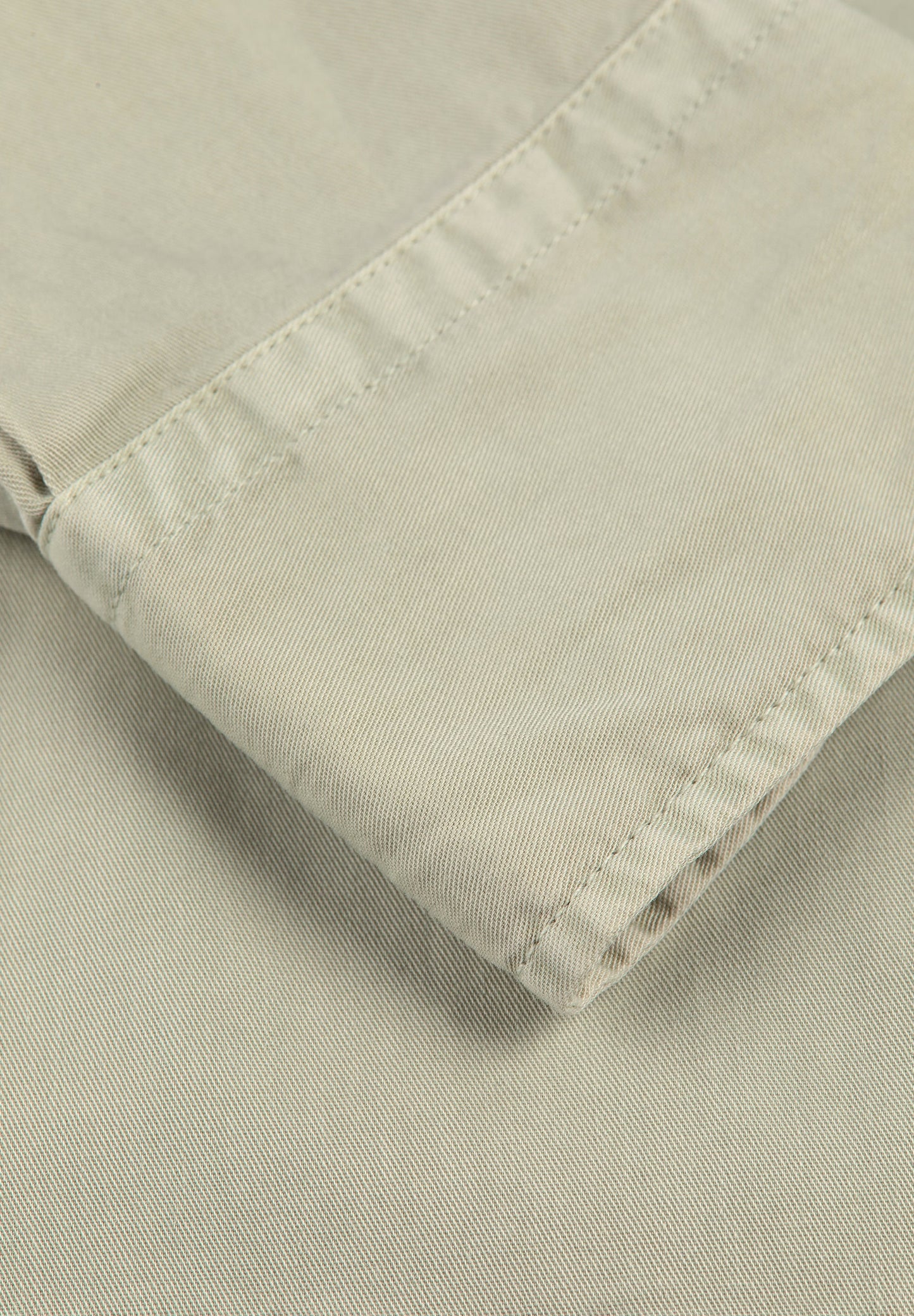 CAMISA COM LOGÓTIPO BORDADO NO TOM
