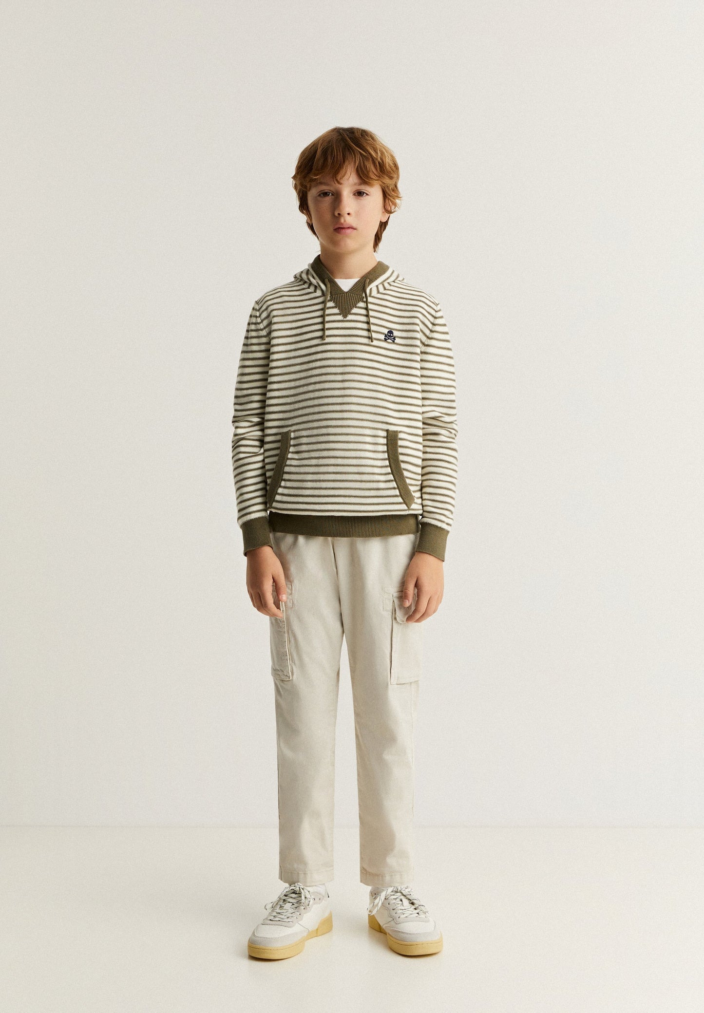 SWEATER DE RISCAS COM CAPUZ