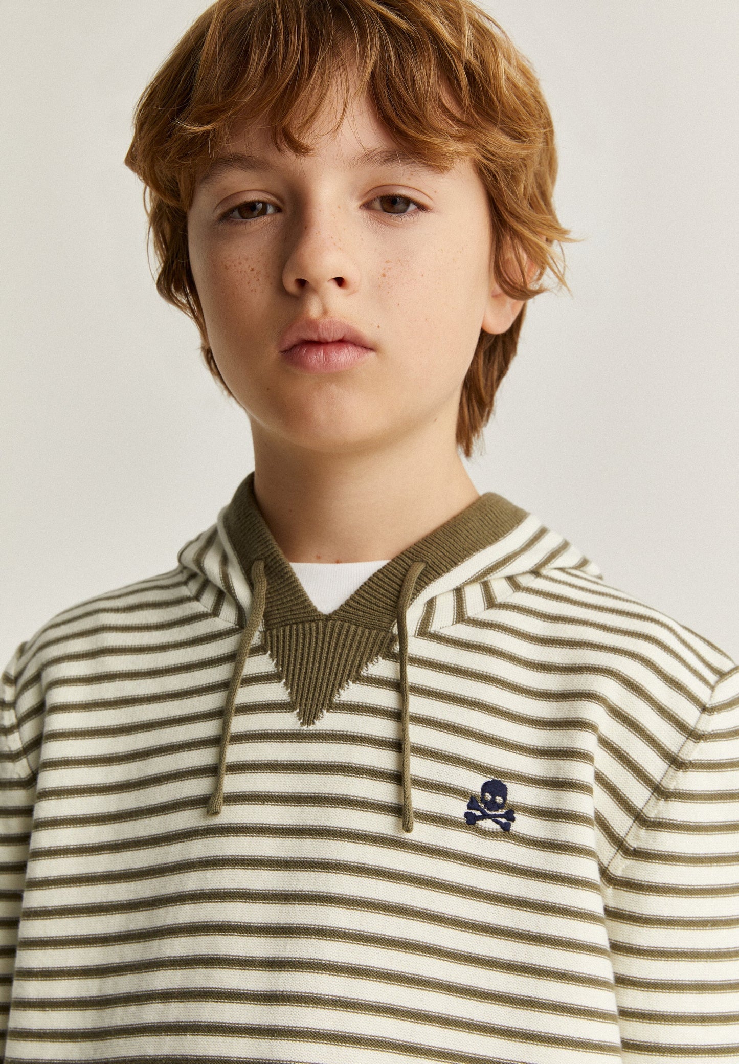 SWEATER DE RISCAS COM CAPUZ