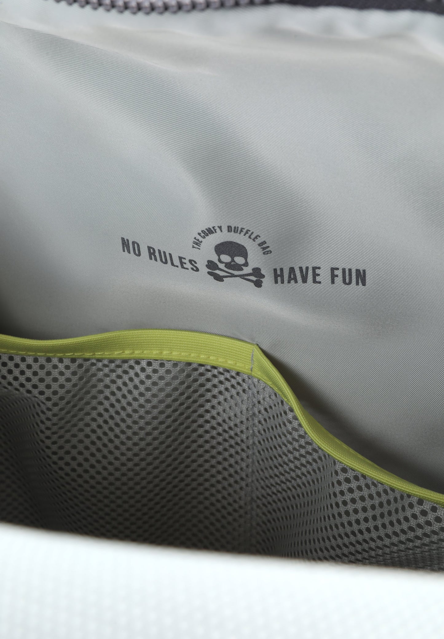 BOLSA DE VIAGEM FLYKNIT COM REMENDO
