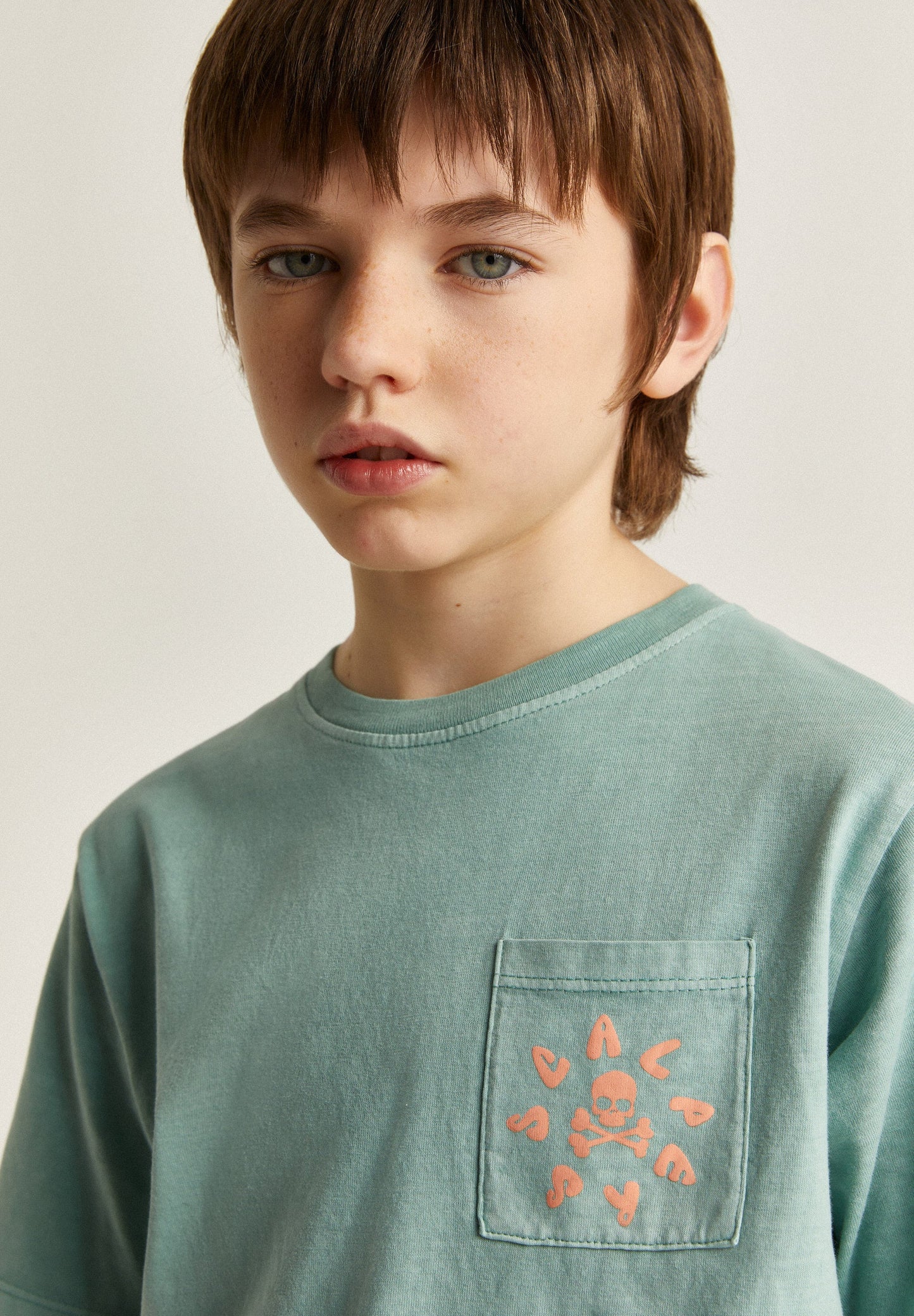 T-SHIRT COM BOLSO NO PEITO