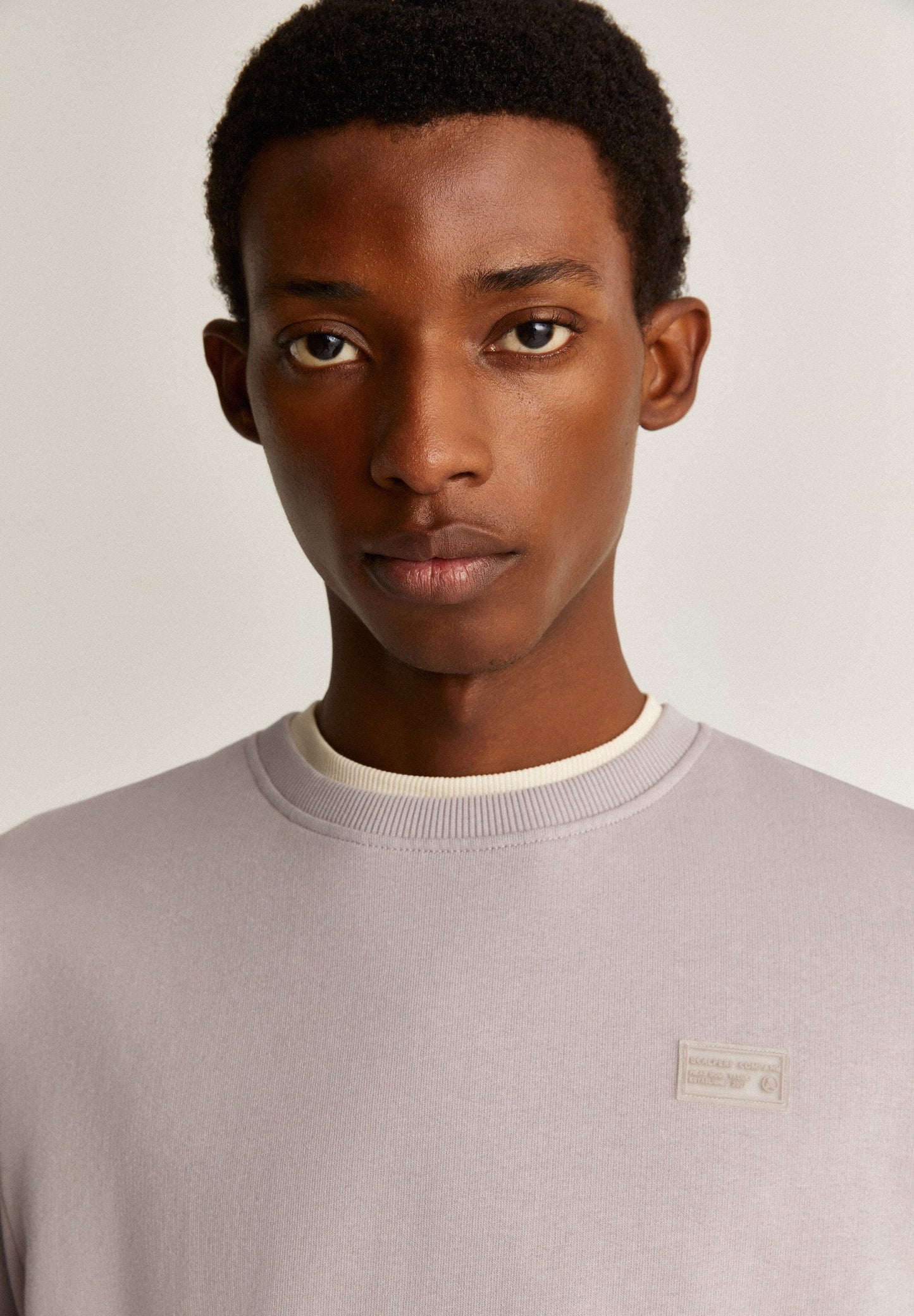 SWEATSHIRT PORMENOR REMENDO NO PEITO