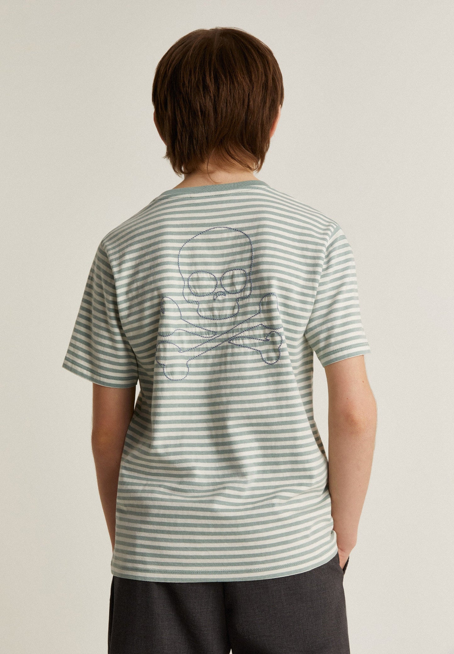 T-SHIRT DE RISCAS COM BOLSO